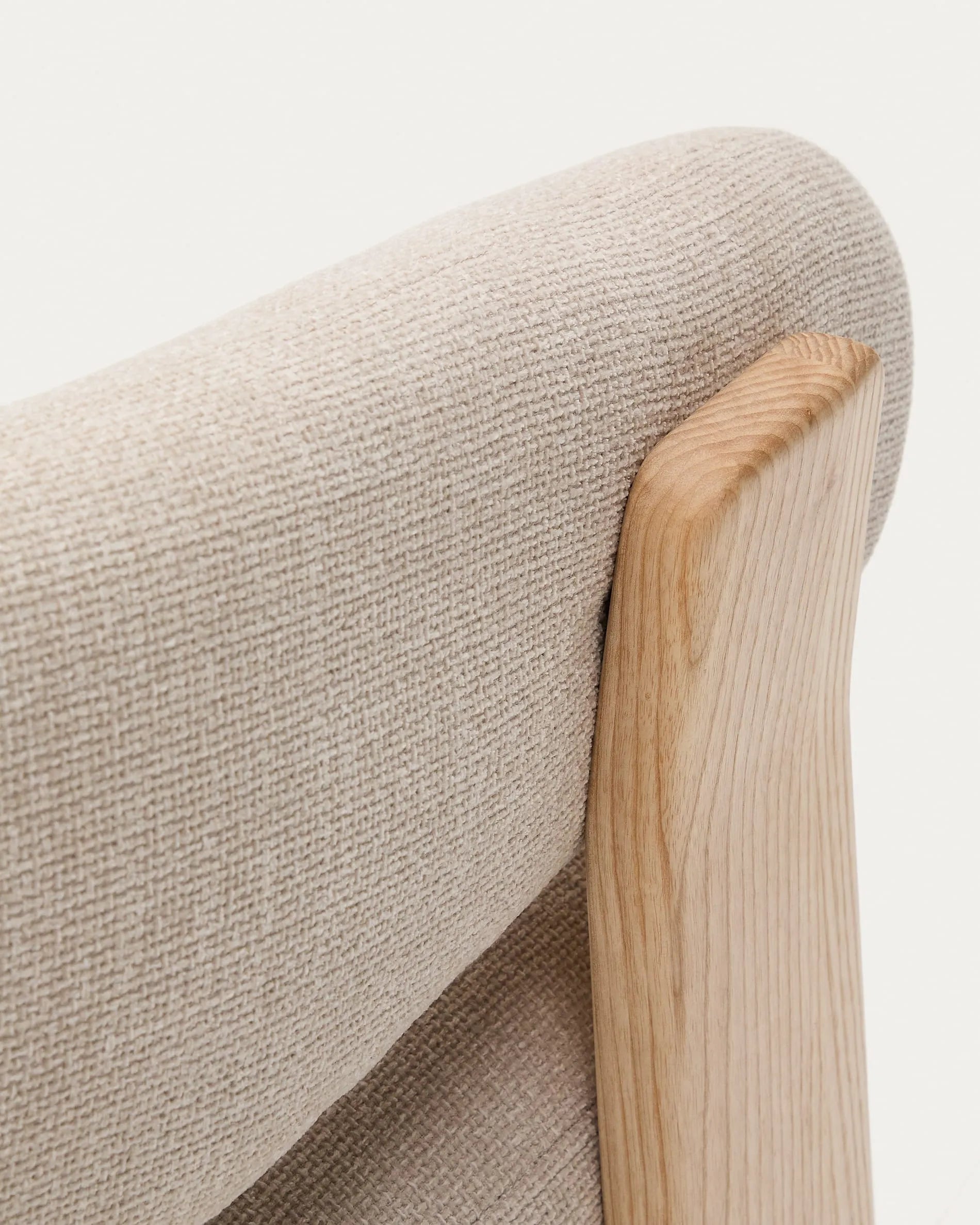 Ein eleganter Sessel mit beigefarbenem Chenille-Bezug und massiven Eschenholzbeinen, inspiriert von skandinavischem Design.