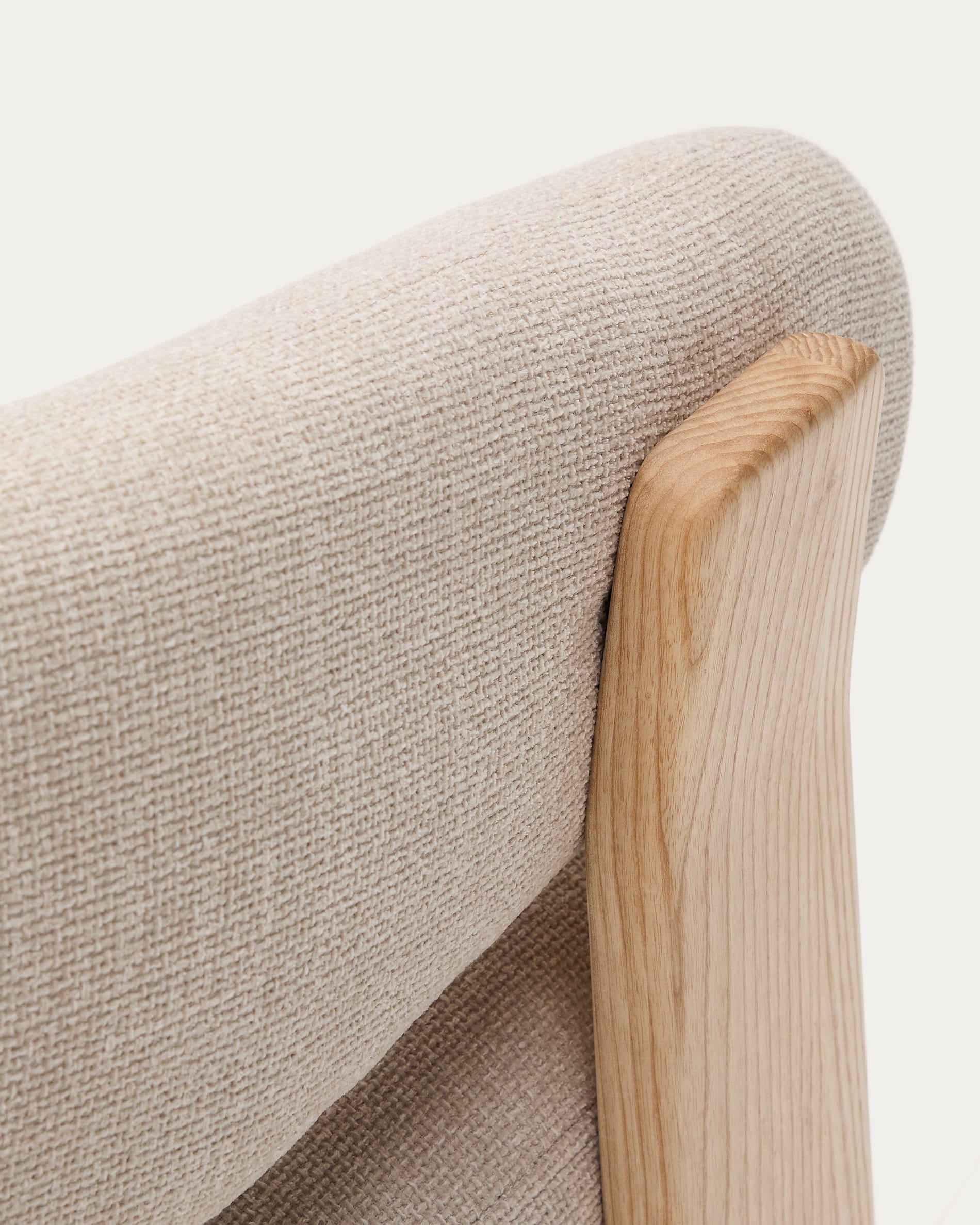 Eleganter Sessel mit weicher beigefarbener Chenille und FSC-zertifizierten Eschenholzbeinen, ideal für stilvolle Wohnbereiche.