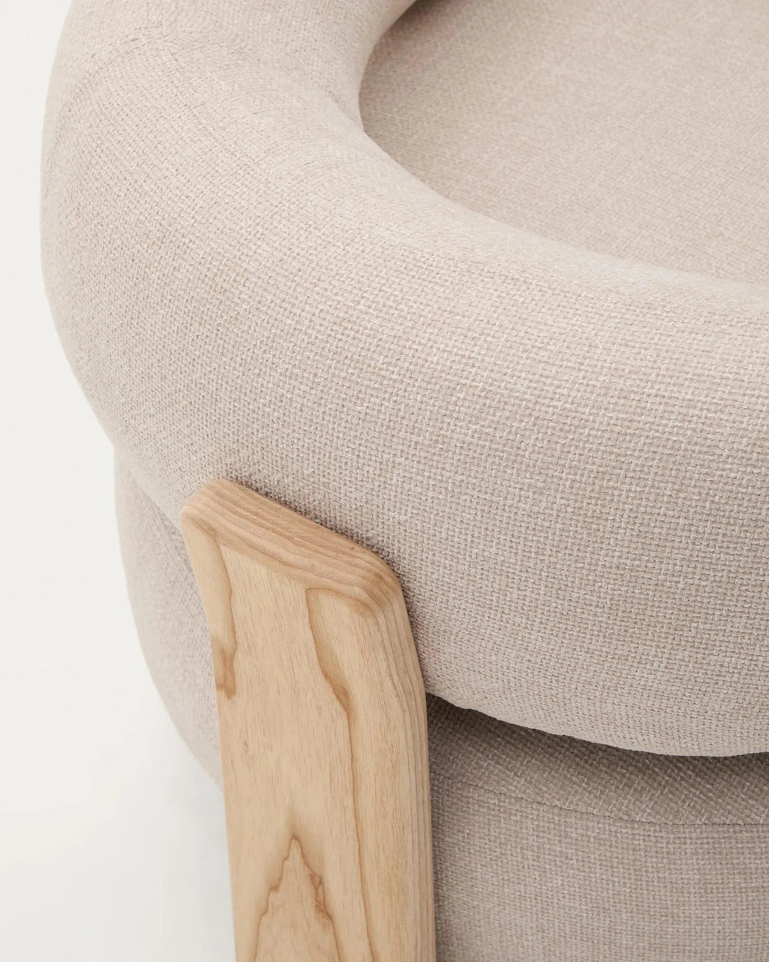 Ein eleganter Sessel mit beigefarbenem Chenille-Bezug und massiven Eschenholzbeinen, inspiriert von skandinavischem Design.