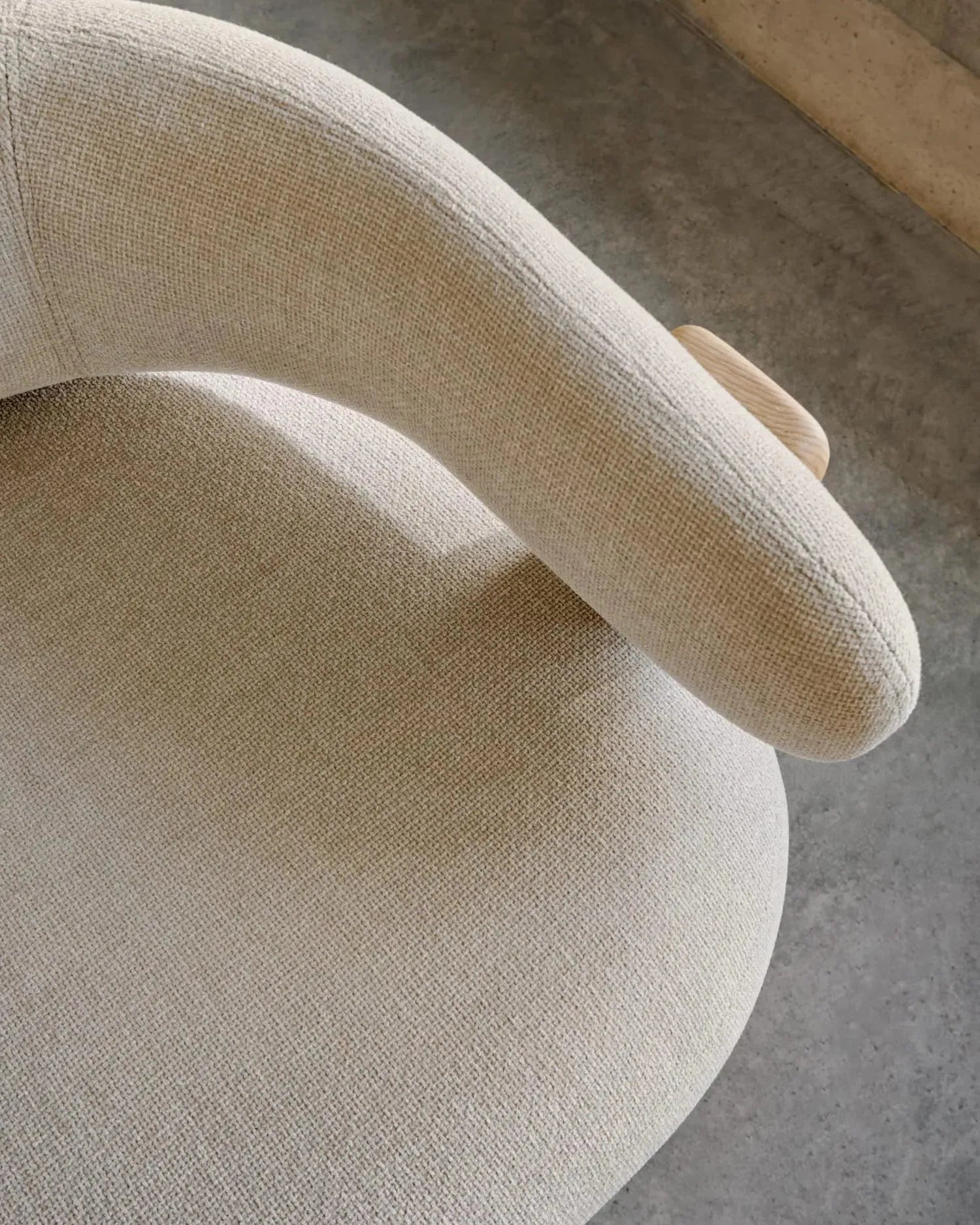 Eleganter Sessel mit weicher beigefarbener Chenille und FSC-zertifizierten Eschenholzbeinen, ideal für stilvolle Wohnräume.