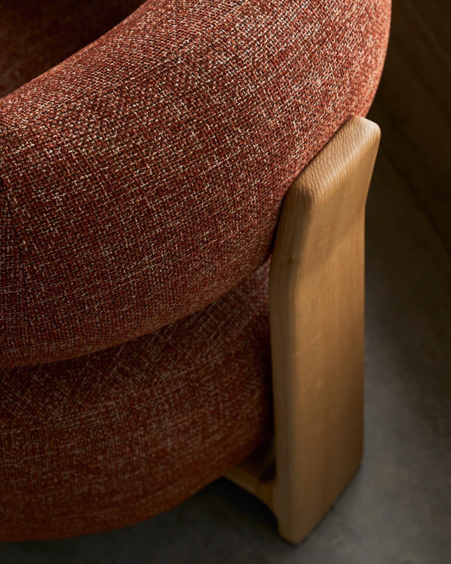 Sessel Granite, schwer entflammbar, aus terrakottafarbener Chenille und massivem Eschenholz mit naturfarbenem Finish, FSC 100 % in Terrakotta präsentiert im Onlineshop von KAQTU Design AG. Sessel ist von Kave Home