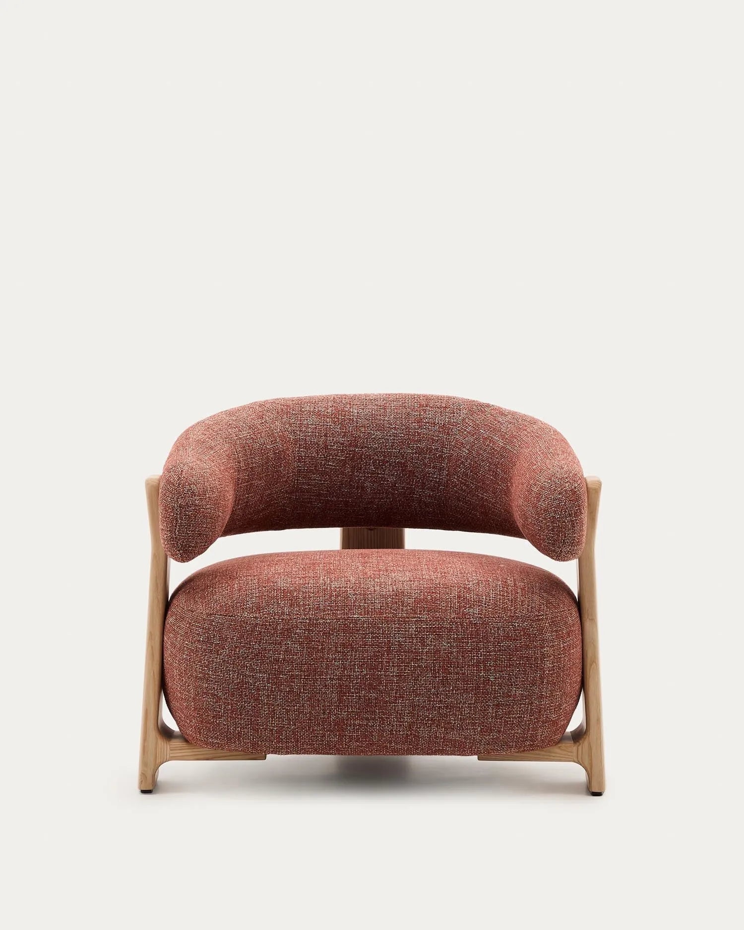 Ein stilvoller Sessel in warmem Terrakotta, inspiriert vom skandinavischen Design der 70er, mit robusten Eschenholzbeinen.