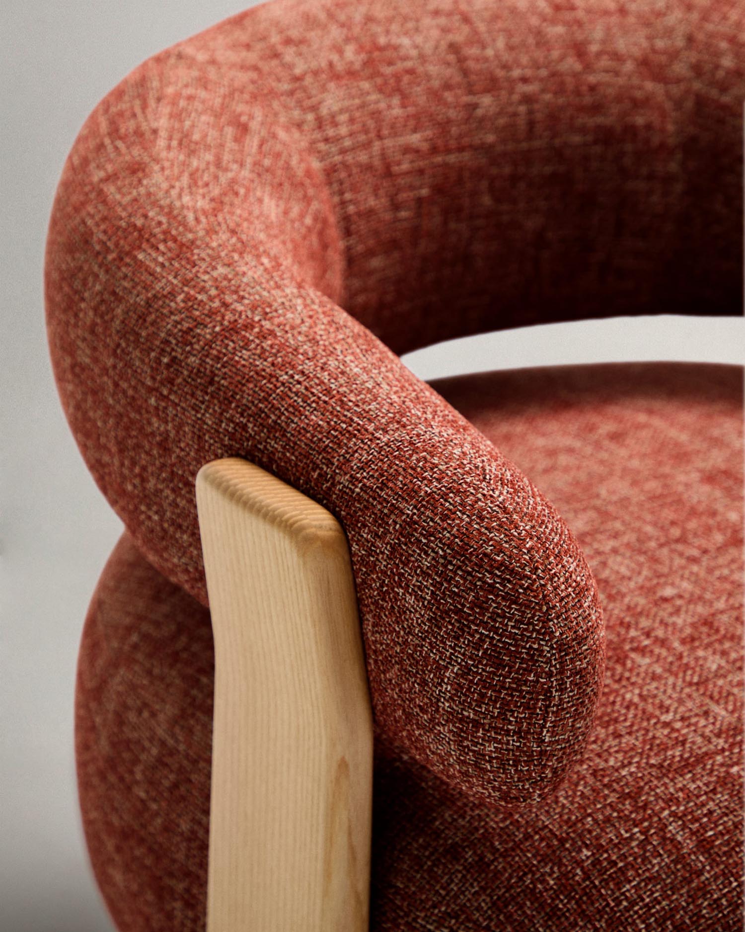 Eleganter Sessel in terrakottafarbener Chenille mit FSC-zertifizierten Eschenholzbeinen, perfekt für modernes und umweltbewusstes Wohnen.