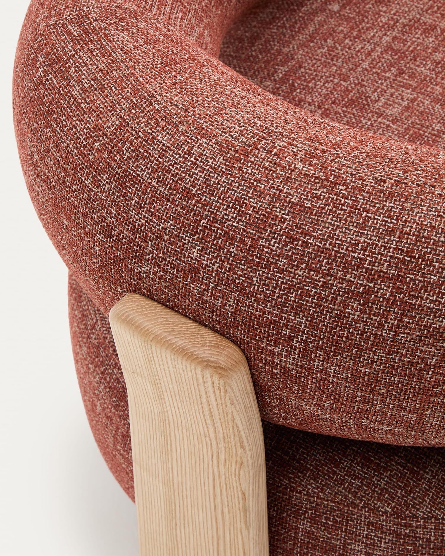 Eleganter Sessel in terrakottafarbener Chenille mit FSC-zertifizierten Eschenholzbeinen, natürliches Finish, von Kave Home.