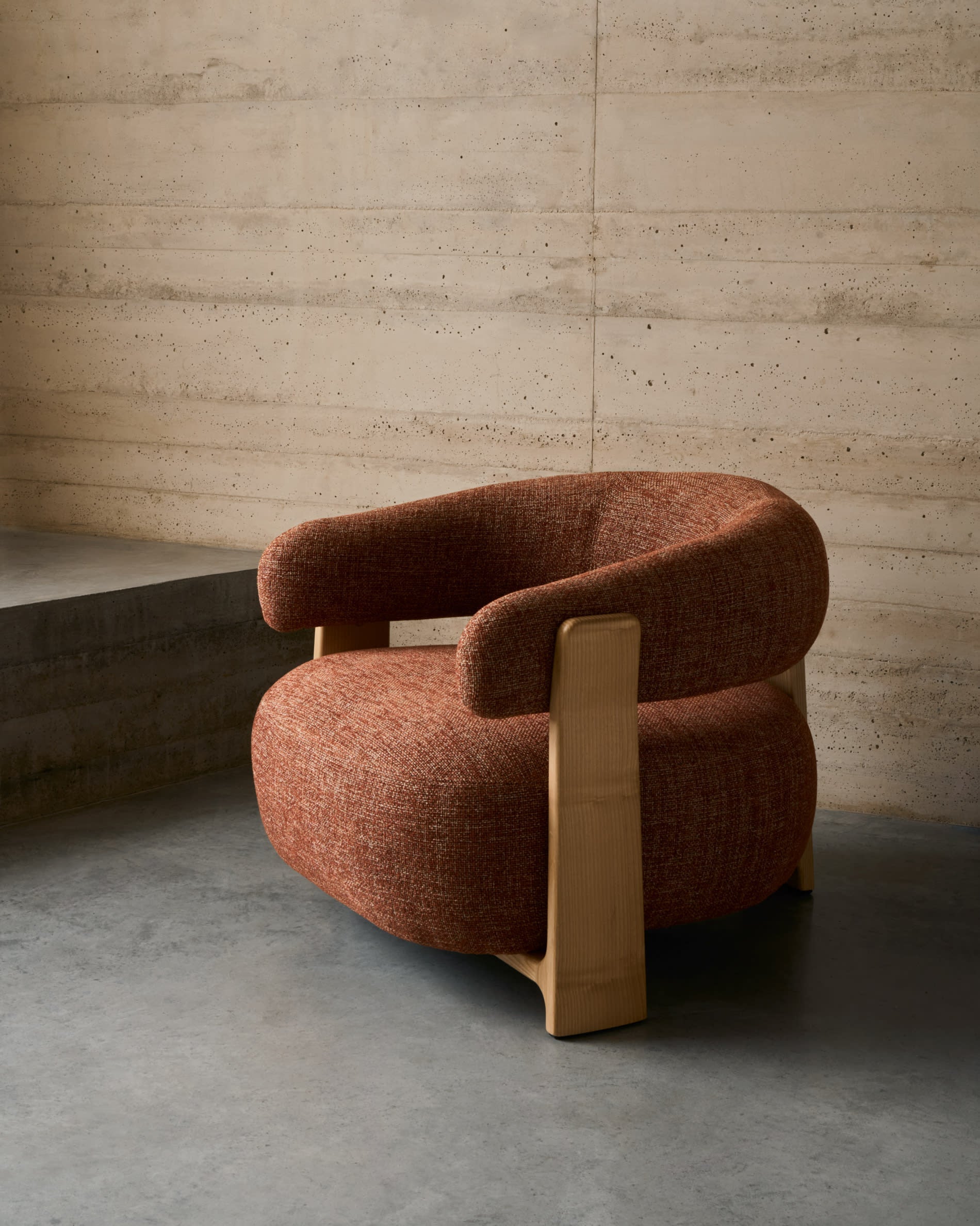 Sessel aus terrakottafarbener Chenille, Beine aus FSC-zertifiziertem Eschenholz, natürliches Finish, stilvoll und nachhaltig.