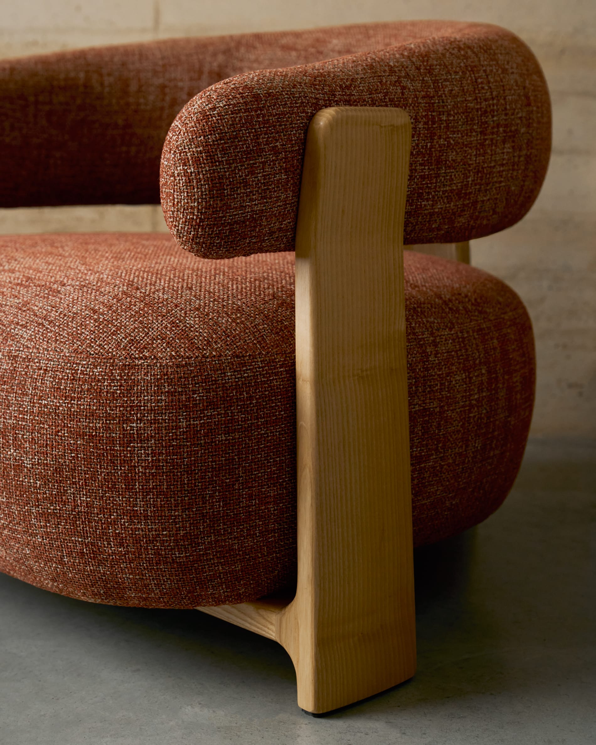 Eleganter Sessel in terrakottafarbener Chenille mit FSC-zertifizierten Eschenholzbeinen im natürlichen Finish, stilvoll und umweltfreundlich.