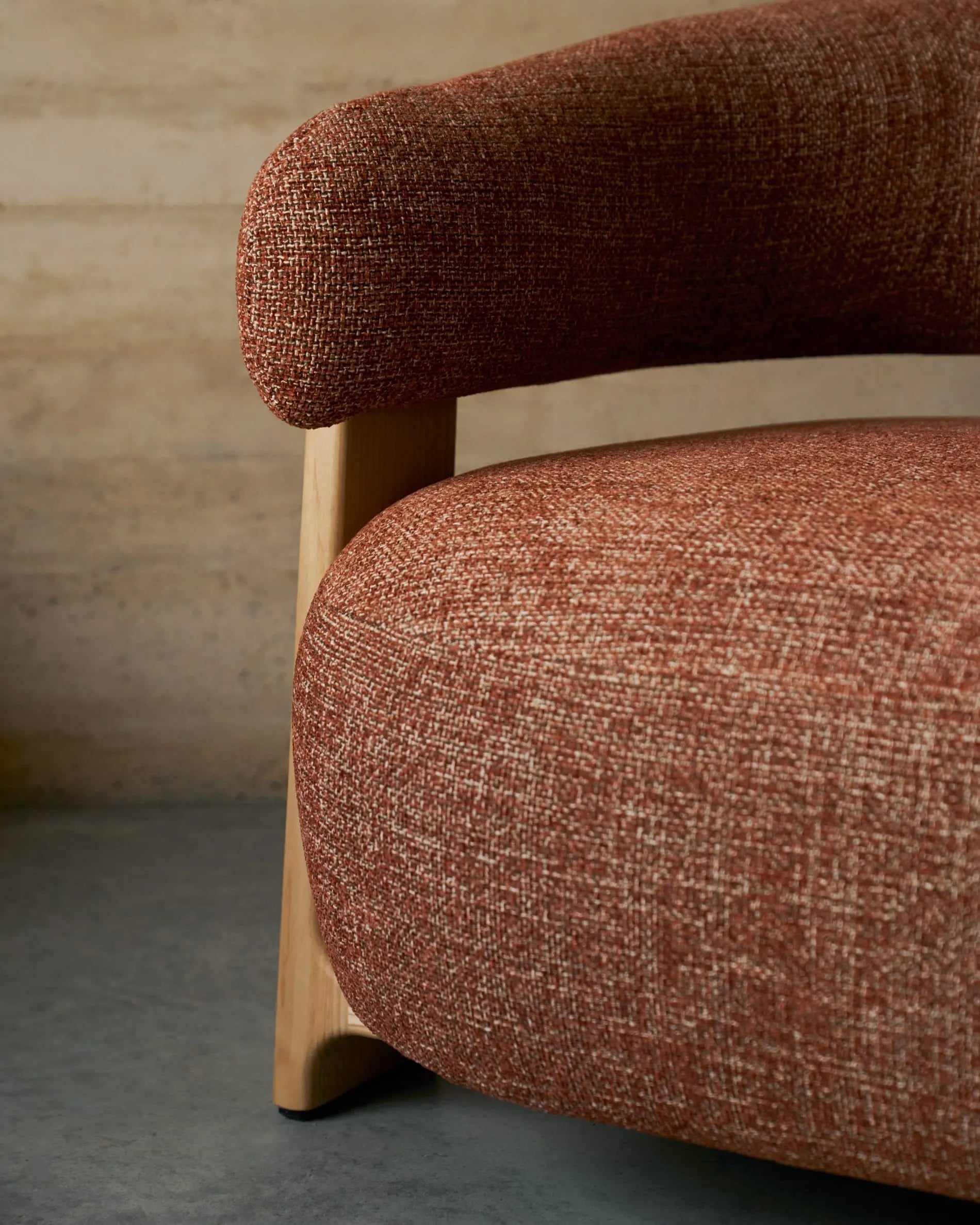 Eleganter Sessel in terrakottafarbener Chenille mit FSC-zertifizierten Eschenholzbeinen, stilvoll und umweltfreundlich gestaltet.