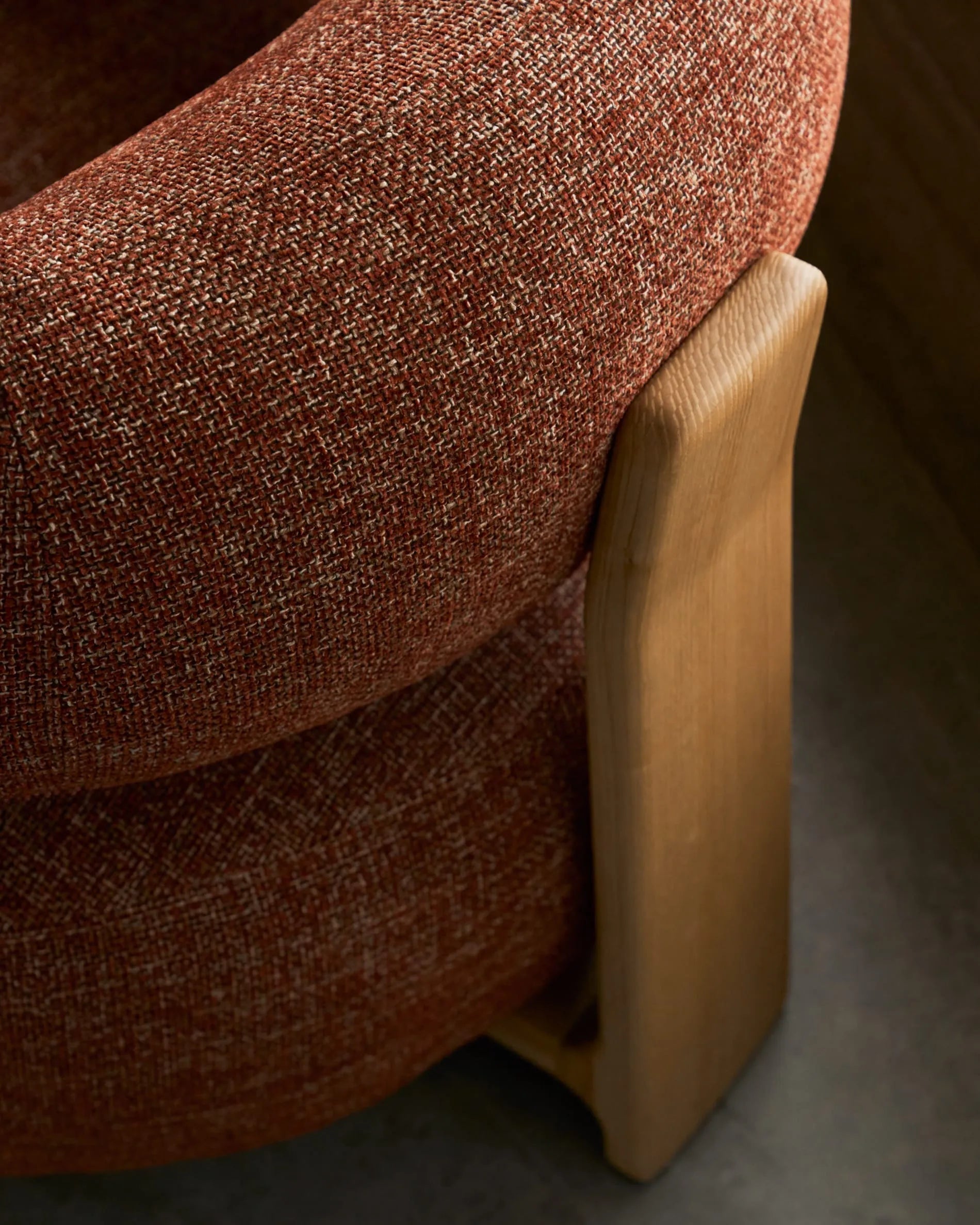 Komfortabler Sessel in terrakottafarbener Chenille mit FSC-zertifizierten Eschenholzbeinen, ideal für stilvolles und nachhaltiges Wohnen.