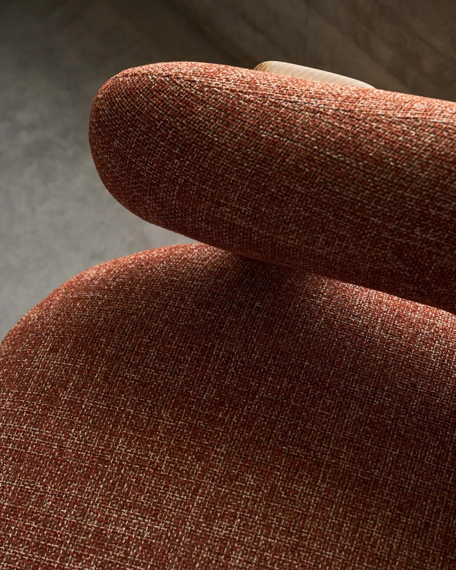 Eleganter Sessel in terrakottafarbener Chenille mit FSC-zertifizierten Eschenholzbeinen, perfekt für modernes und umweltbewusstes Wohnen.