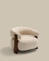 Fauteuil en granite en chenille beige et pieds en frêne massif finition noyer