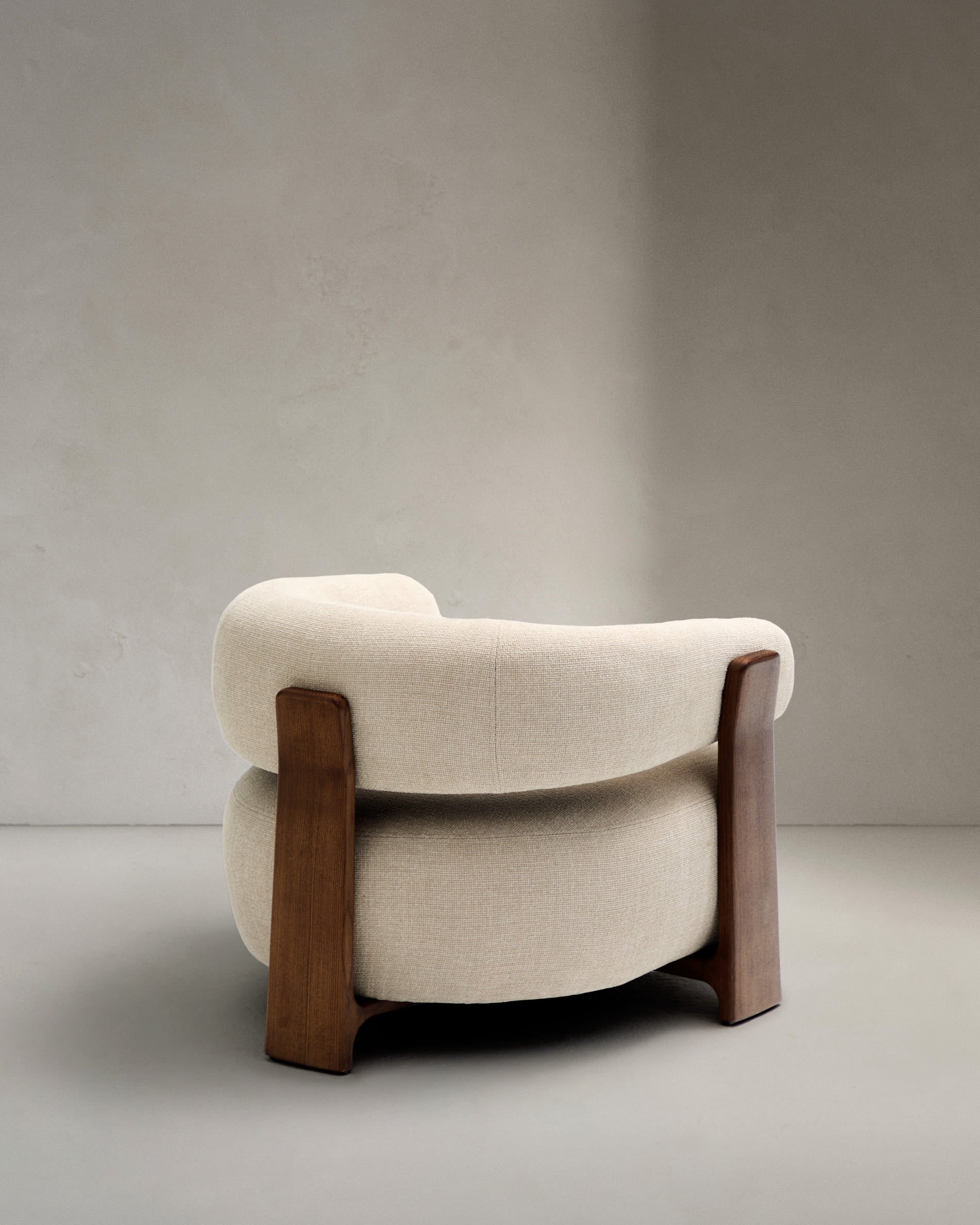 Eleganter Sessel aus beiger Chenille, Beine aus FSC-zertifiziertem Eschenholz mit Walnuss-Finish, modern und nachhaltig.