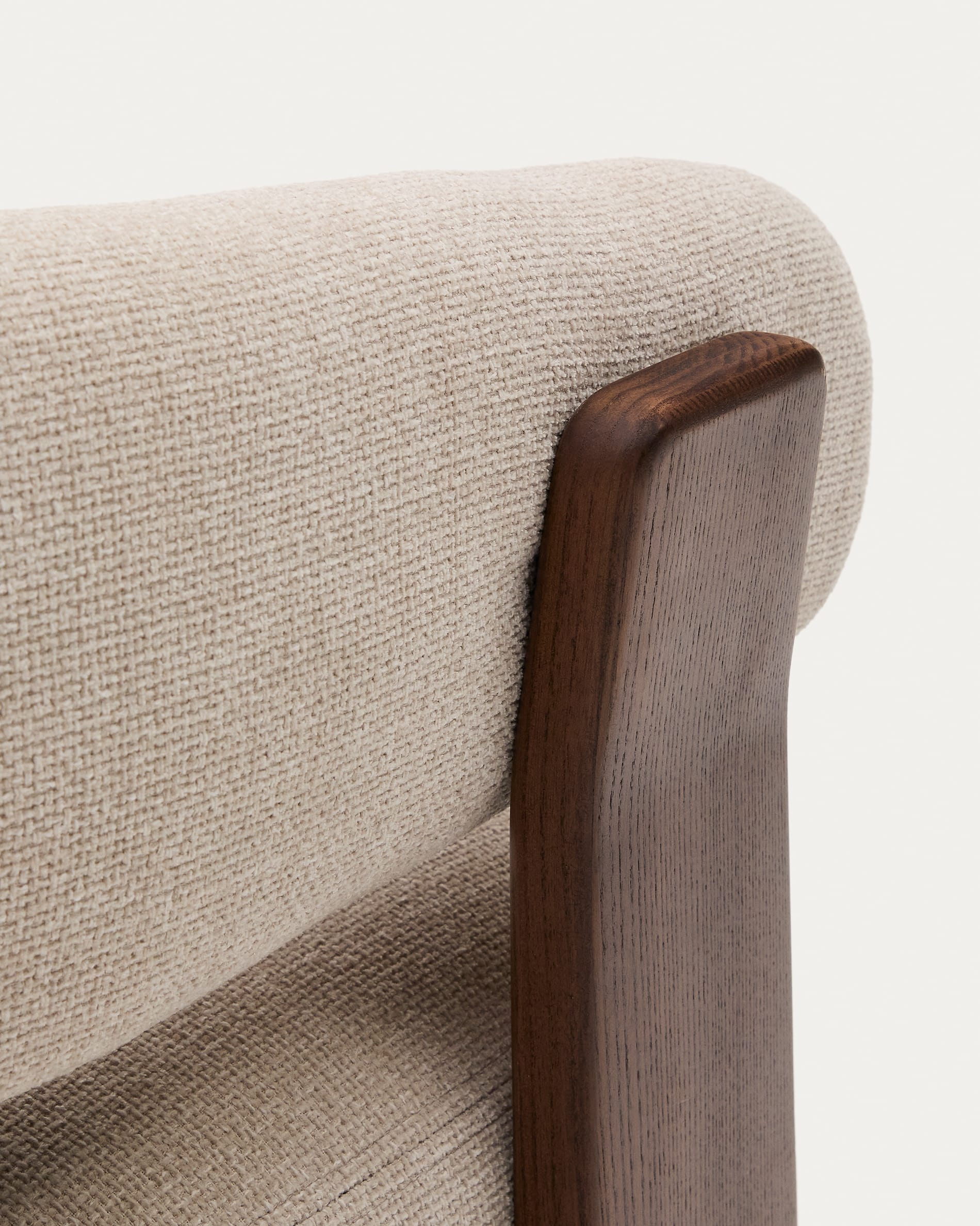 Moderner Sessel aus beiger Chenille, FSC-zertifizierte Eschenholzbeine mit Walnuss-Finish, stilvoll und umweltfreundlich.