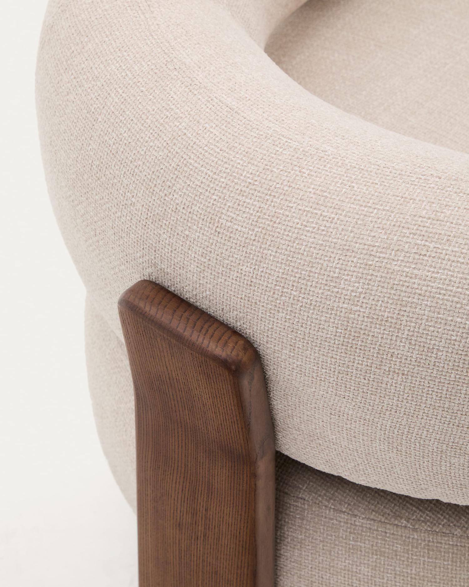 Eleganter Sessel aus beiger Chenille, Beine aus FSC-zertifiziertem Eschenholz mit Walnuss-Finish, modern und nachhaltig.