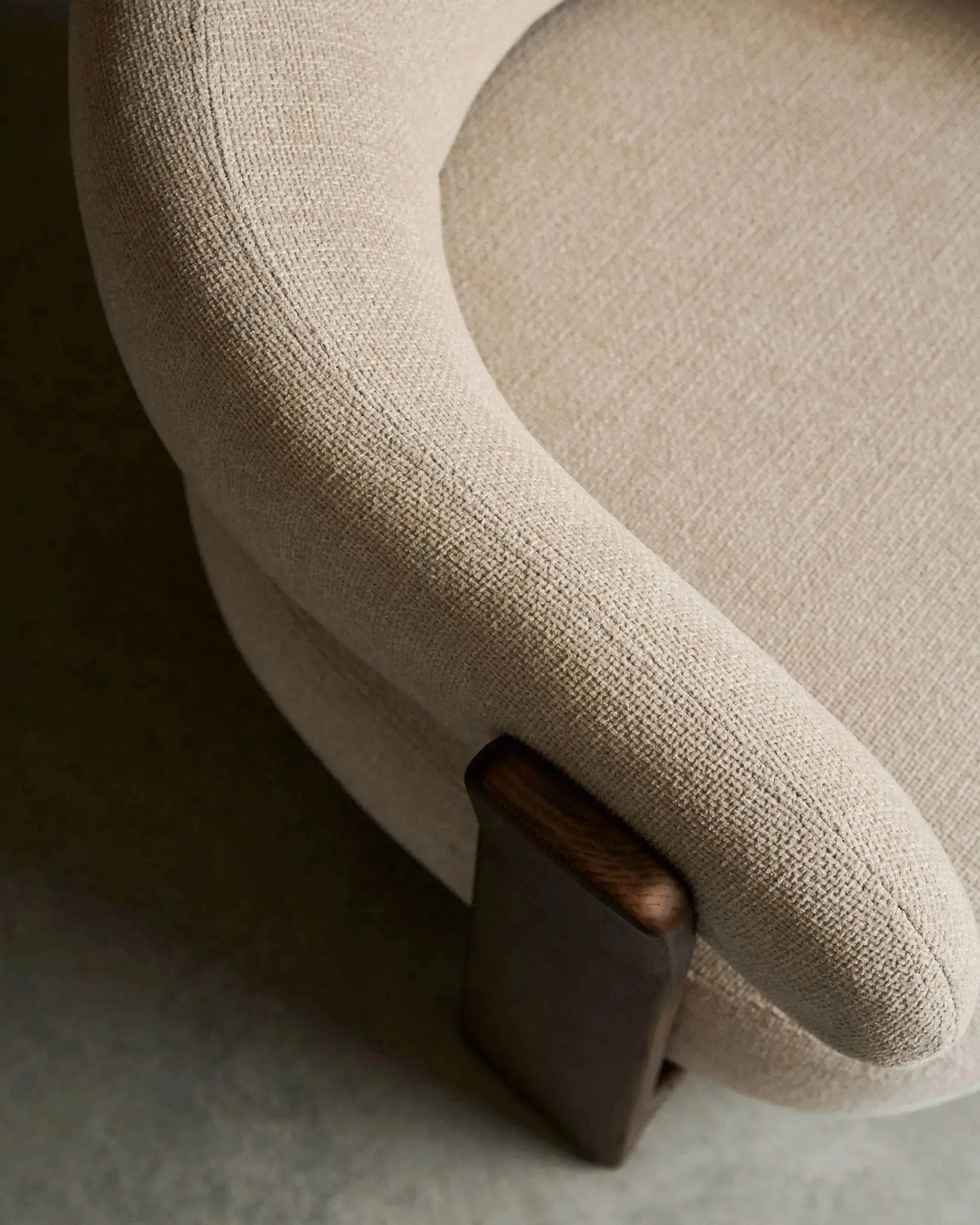 Beiger Chenille-Sessel mit FSC-zertifizierten Eschenholzbeinen im Walnuss-Finish, stilvoll und umweltfreundlich.