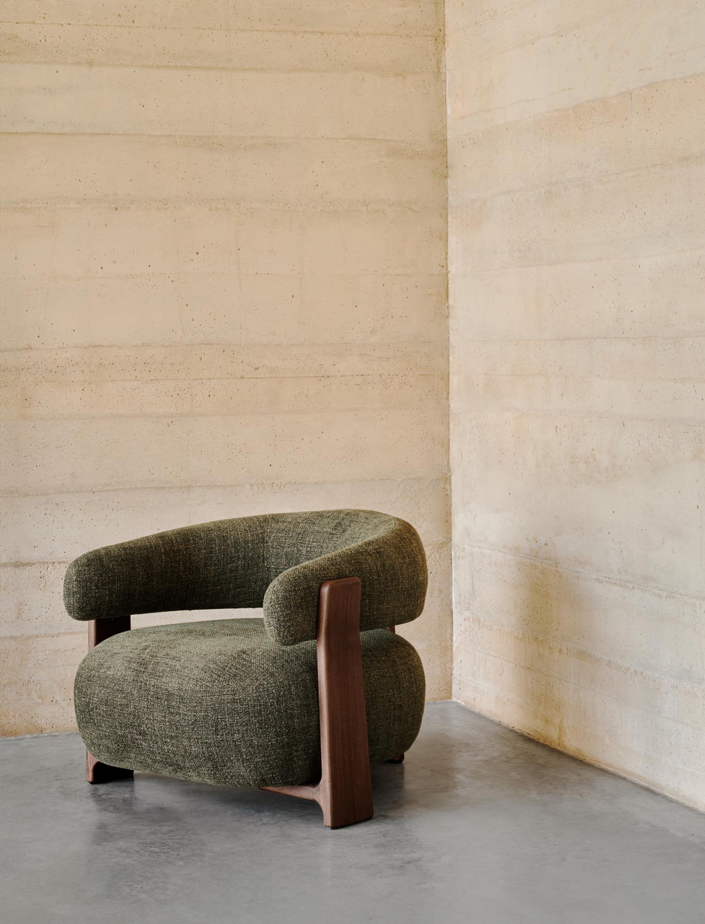 Sessel Granite, schwer entflammbar, aus grüner Chenille und massivem Eschenholz mit nussbaumfarbenem Finish, FSC 100 % in Grün präsentiert im Onlineshop von KAQTU Design AG. Sessel ist von Kave Home