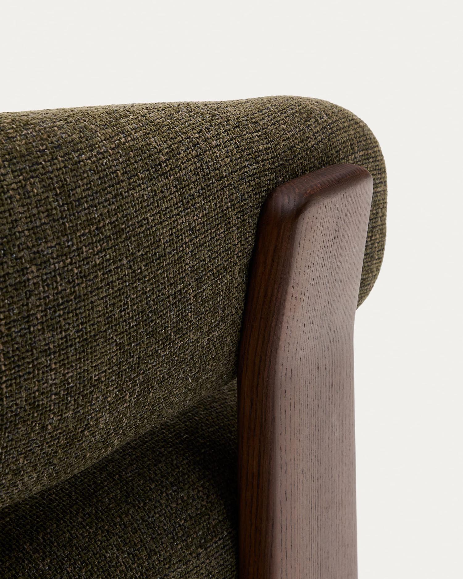 Eleganter Sessel Granite mit grünem Chenille-Bezug und FSC-zertifizierten Eschenholzbeinen in Walnuss-Finish, stilvoll und nachhaltig.