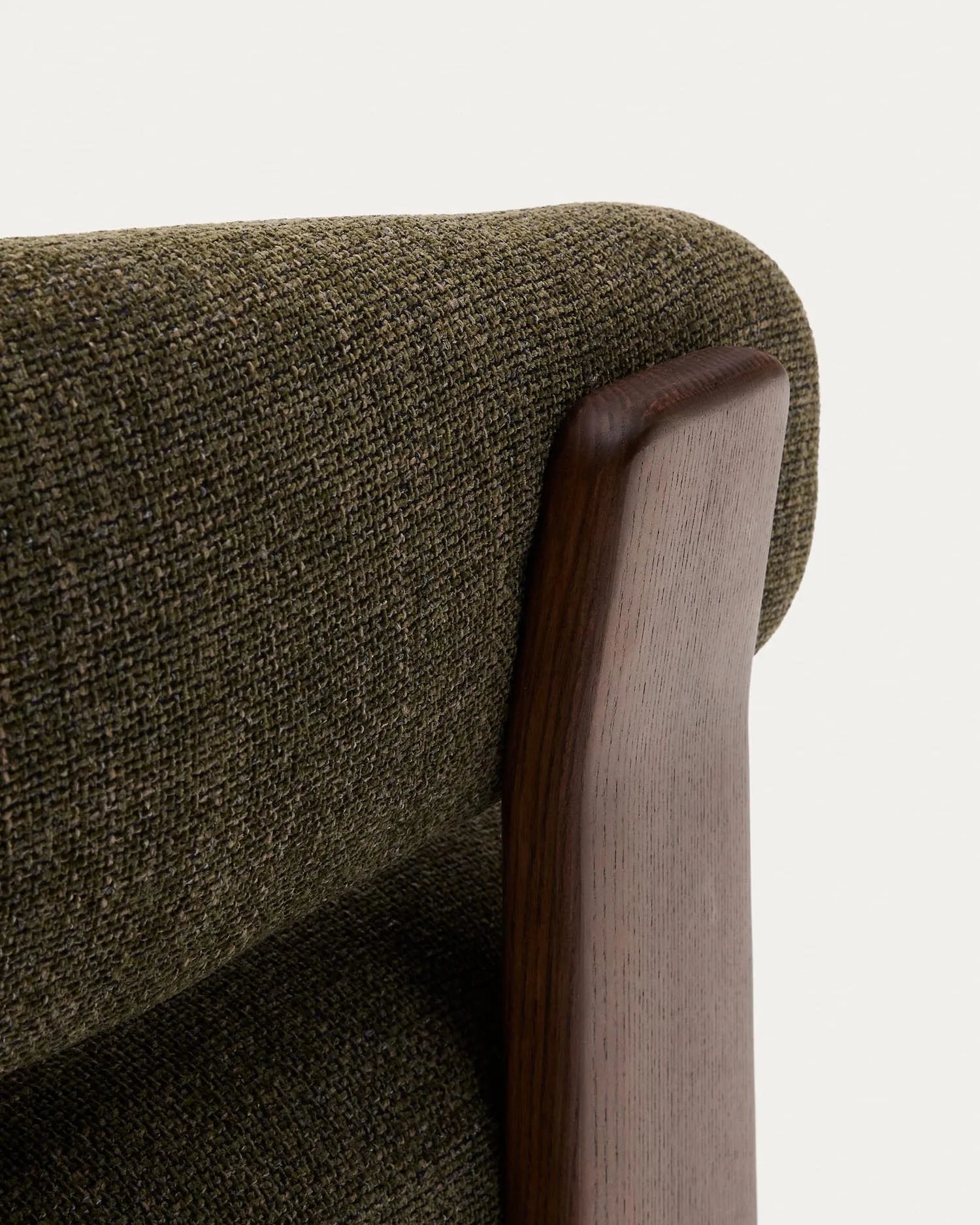 Eleganter Sessel mit grüner Chenille, Eschenholzbeinen im Walnuss-Finish, inspiriert vom skandinavischen Stil der 70er.