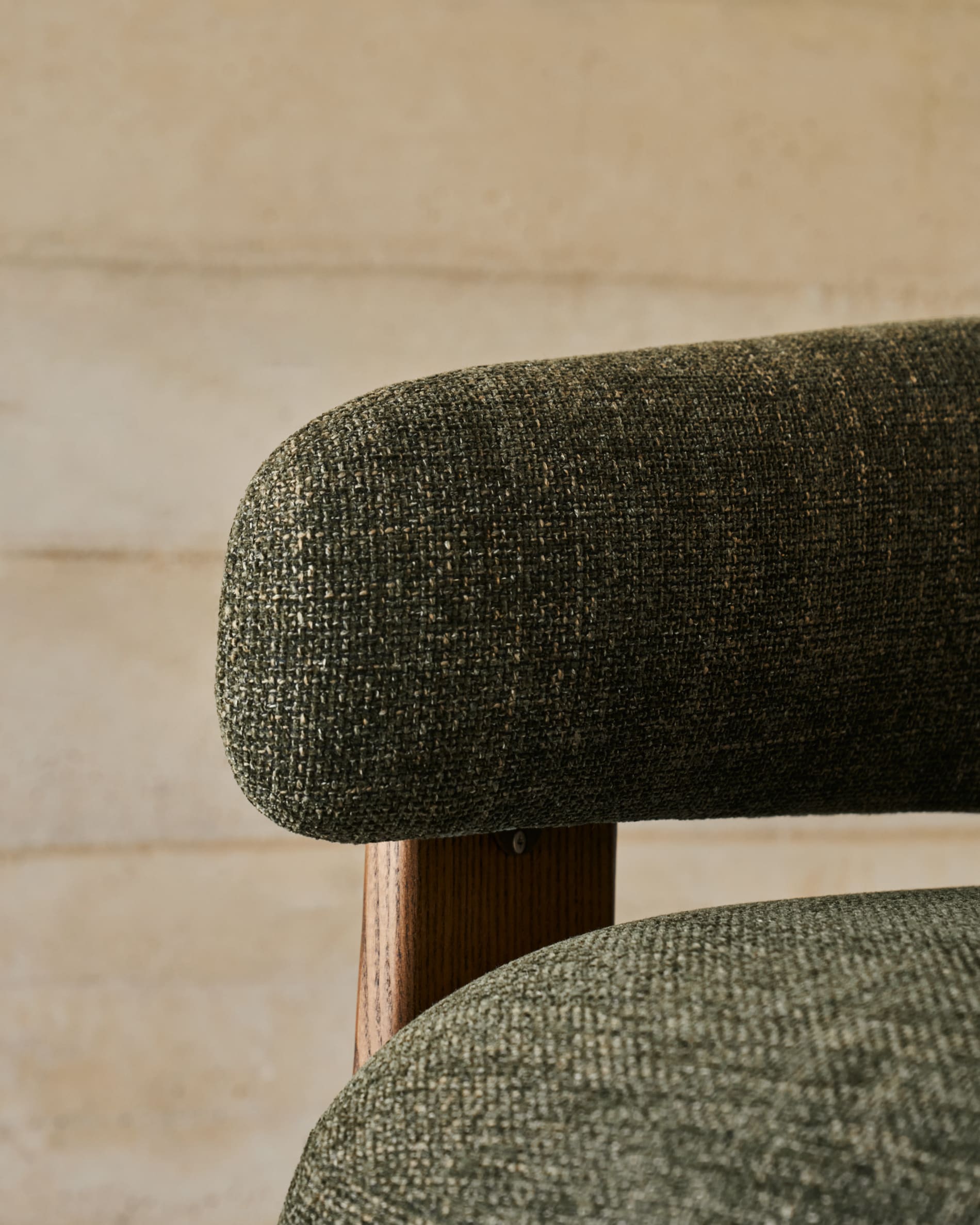 Eleganter Sessel Granite mit grünem Chenille-Bezug und FSC-zertifizierten Eschenholzbeinen in Walnuss-Finish, stilvoll und nachhaltig.