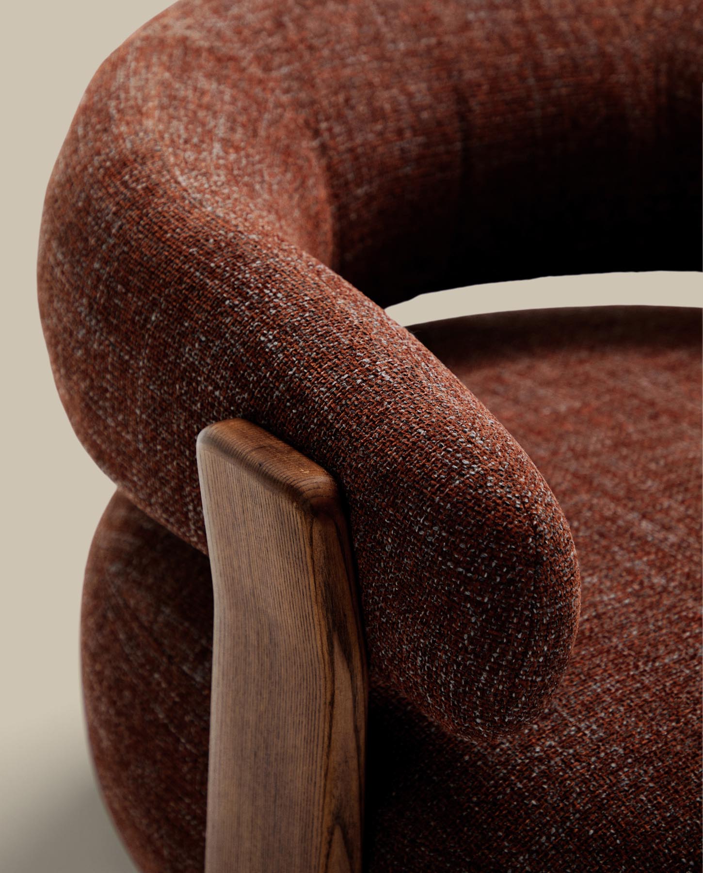 Sessel Granite, schwer entflammbar, aus brauner Chenille und massivem Eschenholz mit nussbaumfarbenem Finish, FSC 100 % in Braun präsentiert im Onlineshop von KAQTU Design AG. Sessel ist von Kave Home