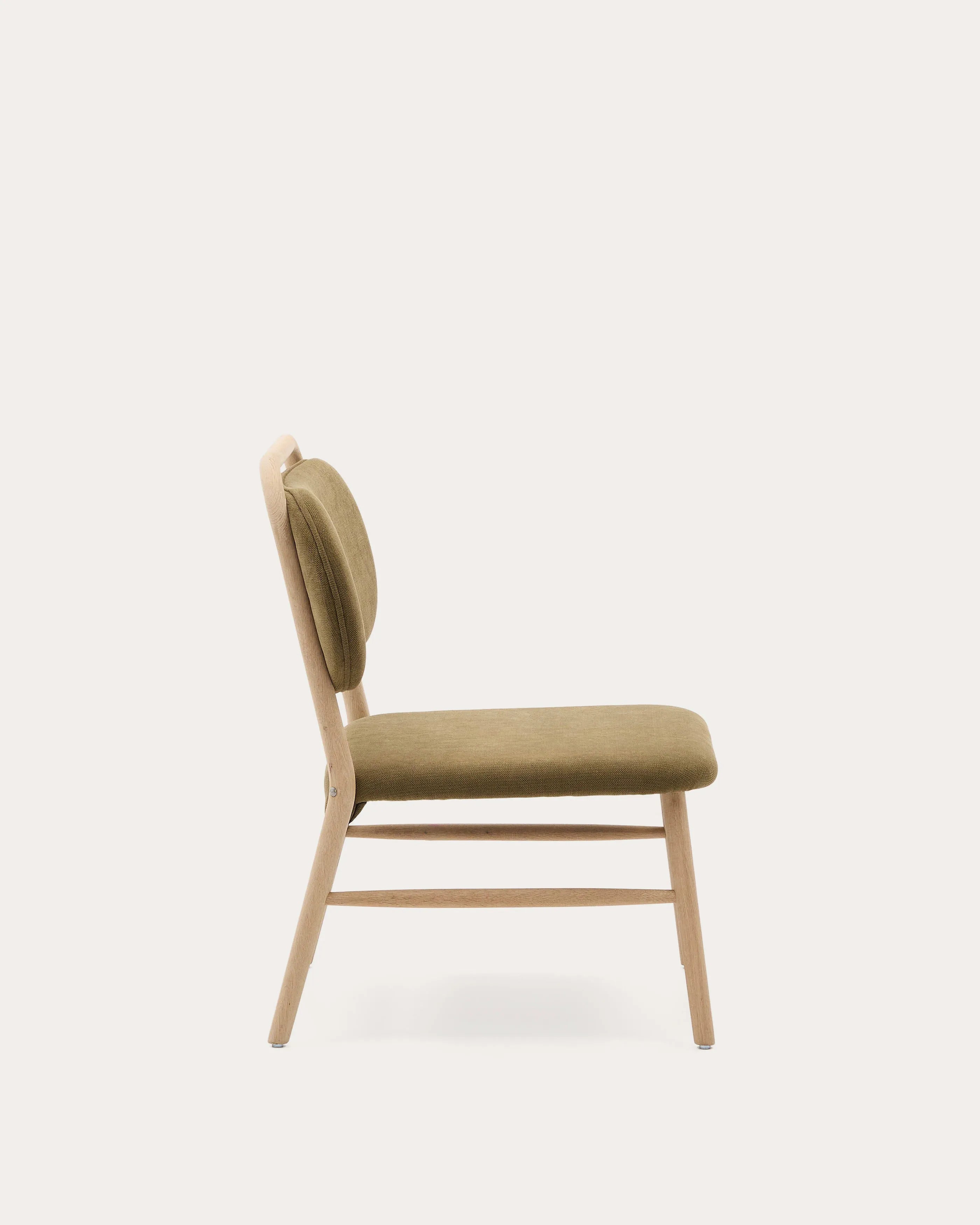 Eleganter Sessel aus grünem Chenille und Eichenholz, vereint Komfort, Stil und Nachhaltigkeit mit FSC-zertifiziertem Holz.
