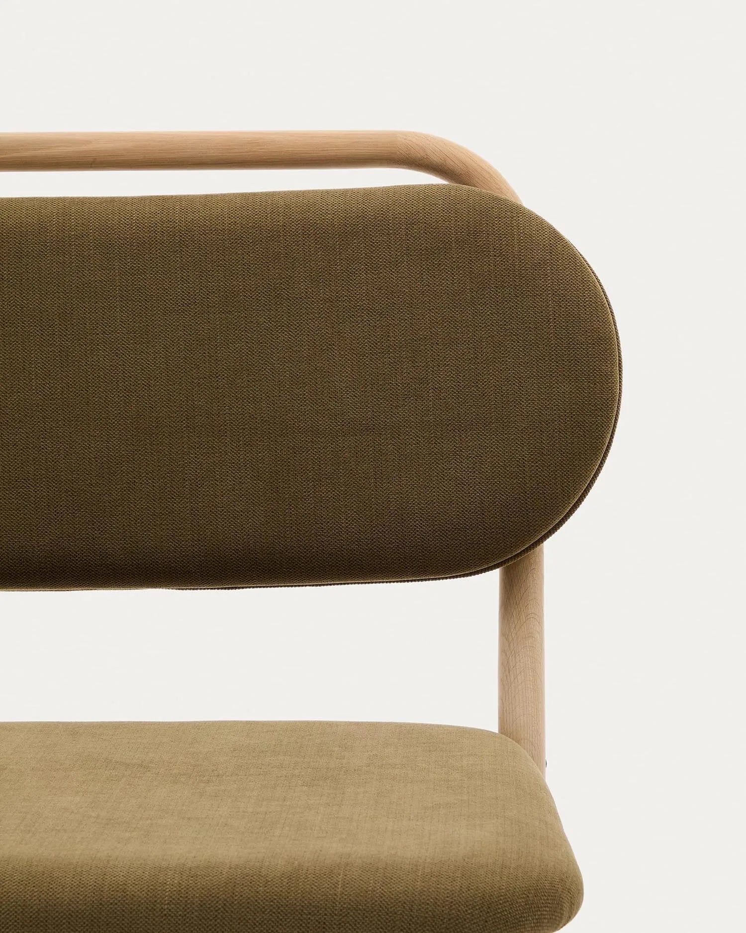 Eleganter Sessel aus grünem Chenille und Eichenholz, vereint Komfort, Stil und Nachhaltigkeit mit FSC-zertifiziertem Holz.