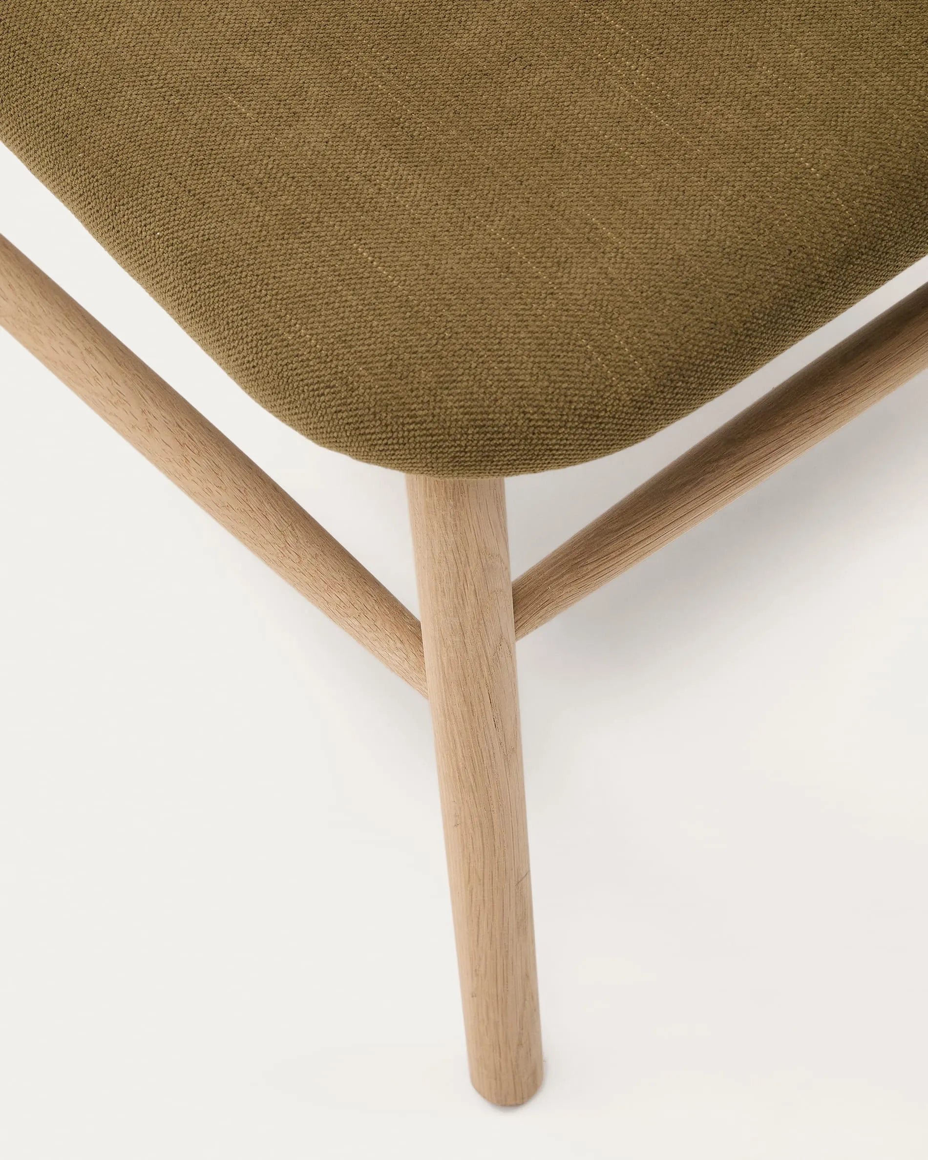 Eleganter Sessel aus grünem Chenille und Eichenholz, vereint Komfort, Stil und Nachhaltigkeit mit FSC-zertifiziertem Holz.