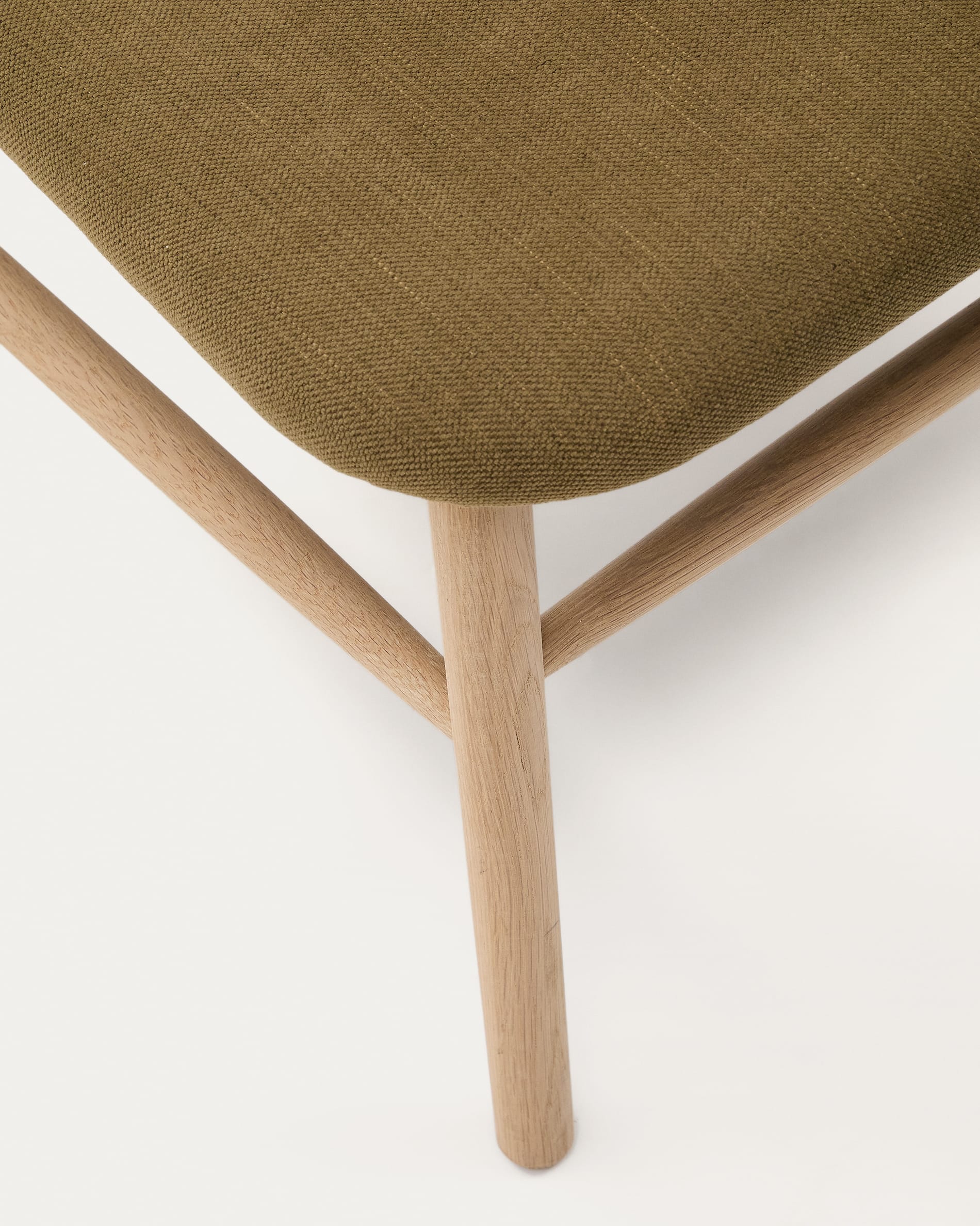 Sessel Helda: Stilvoller grüner Chenillebezug, FSC-zertifiziertes Eichenholz, ideal für nachhaltige und moderne Einrichtung.