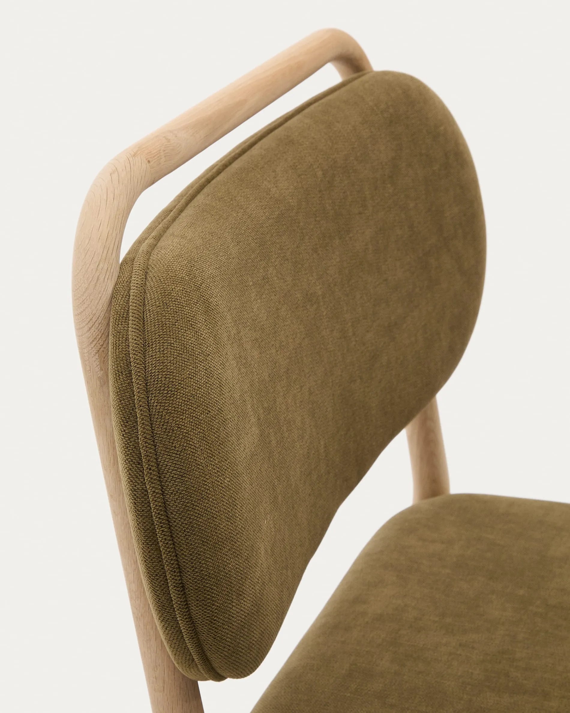 Eleganter Sessel aus grünem Chenille und Eichenholz, vereint Komfort, Stil und Nachhaltigkeit mit FSC-zertifiziertem Holz.
