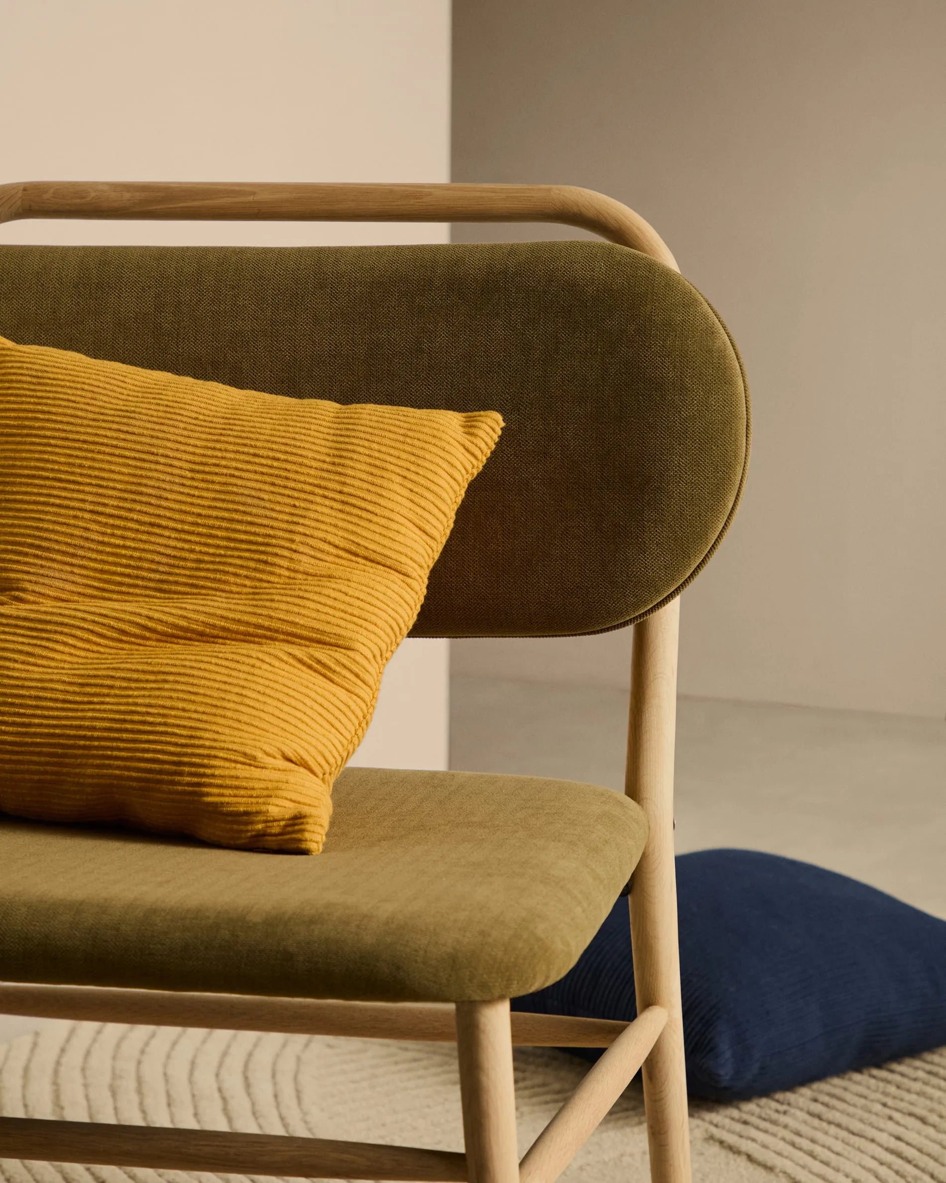 Eleganter Sessel aus grünem Chenille und Eichenholz, vereint Komfort, Stil und Nachhaltigkeit mit FSC-zertifiziertem Holz.
