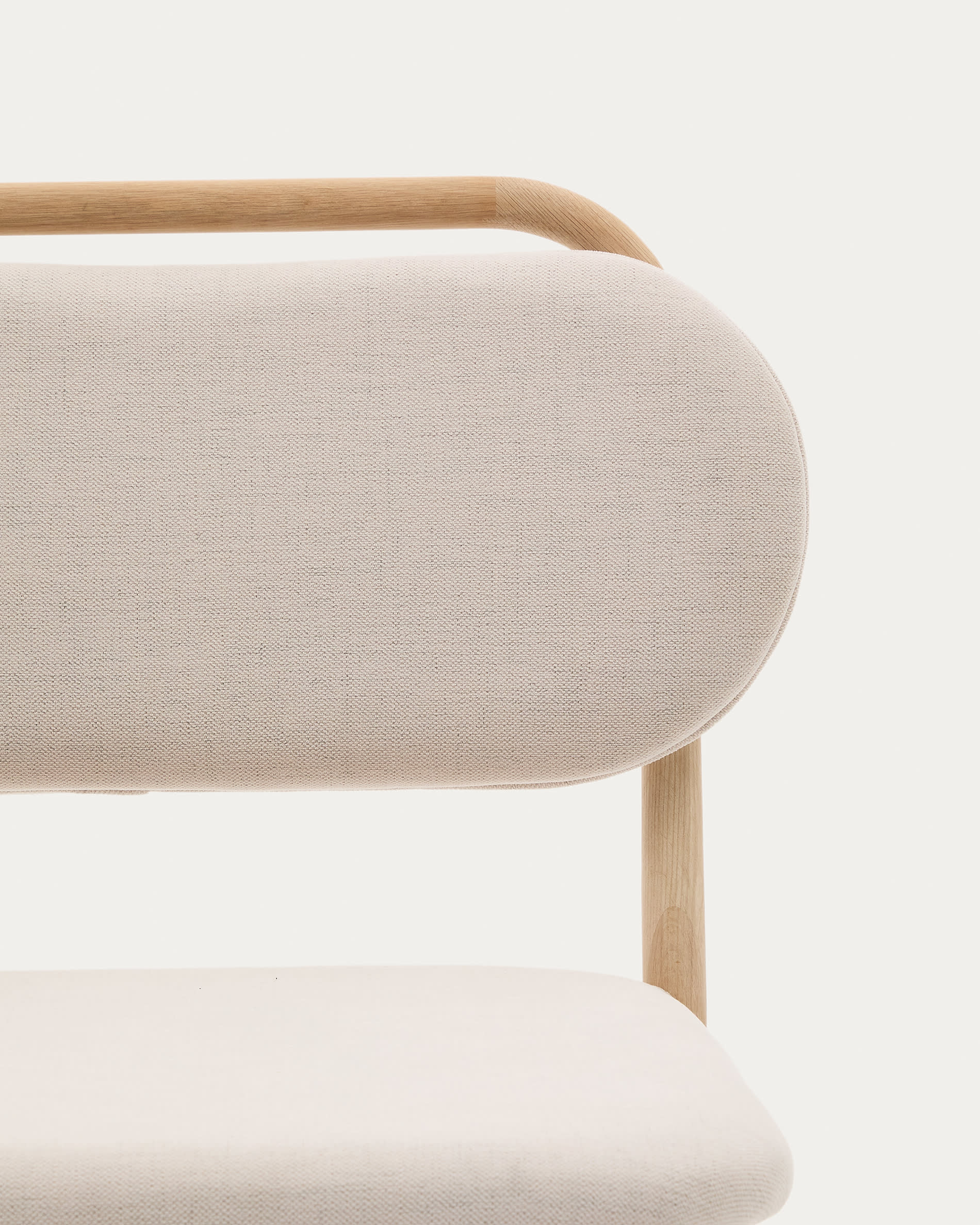 Sessel Helda: Beiger Chenille-Stoff, FSC-zertifiziertes Eichenholz, stilvoll und nachhaltig für moderne Wohnräume.