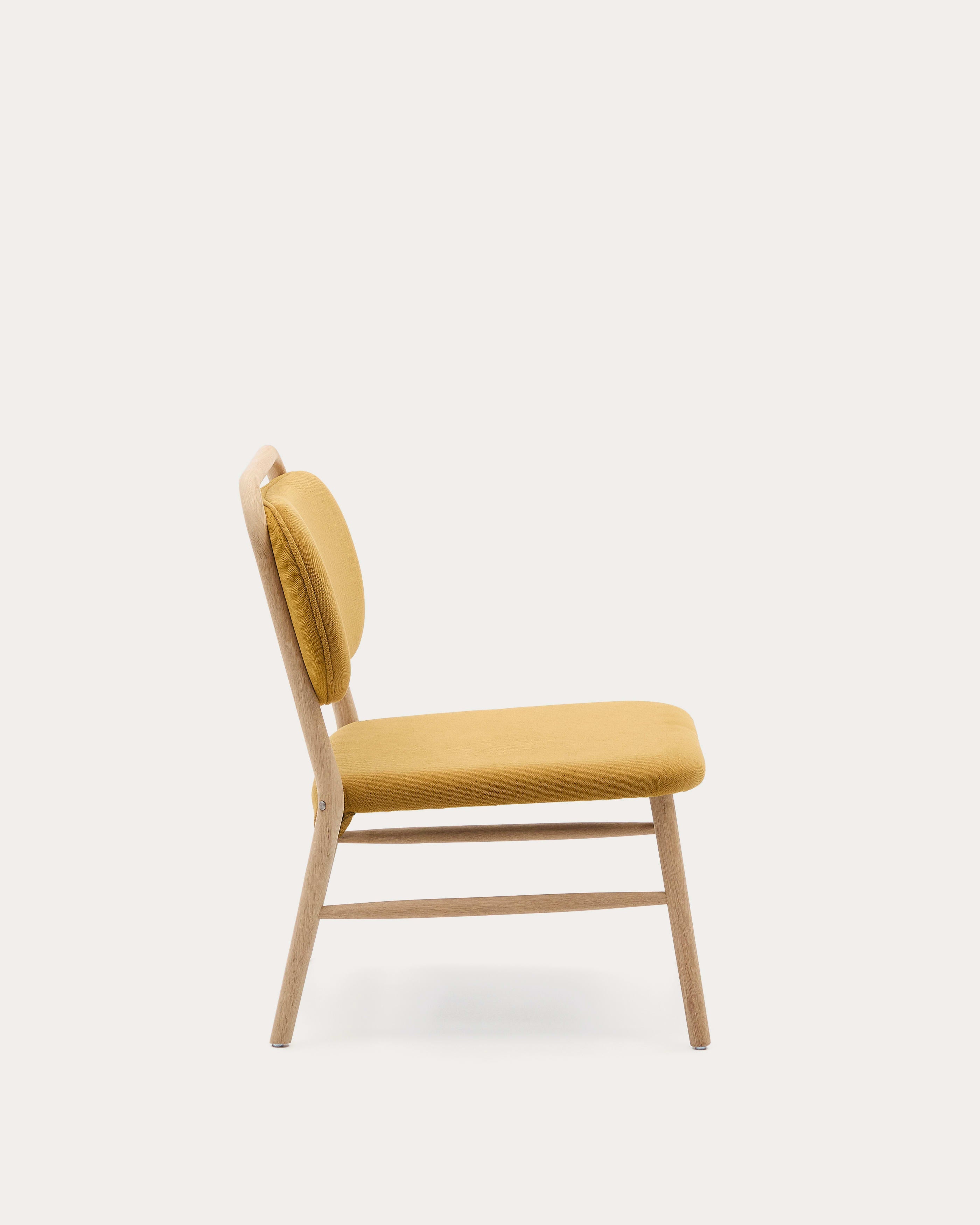 Sessel Helda: Stilvoller senfgelber Chenillebezug, FSC-zertifiziertes Eichenholz, vereint Komfort und nachhaltiges Design.