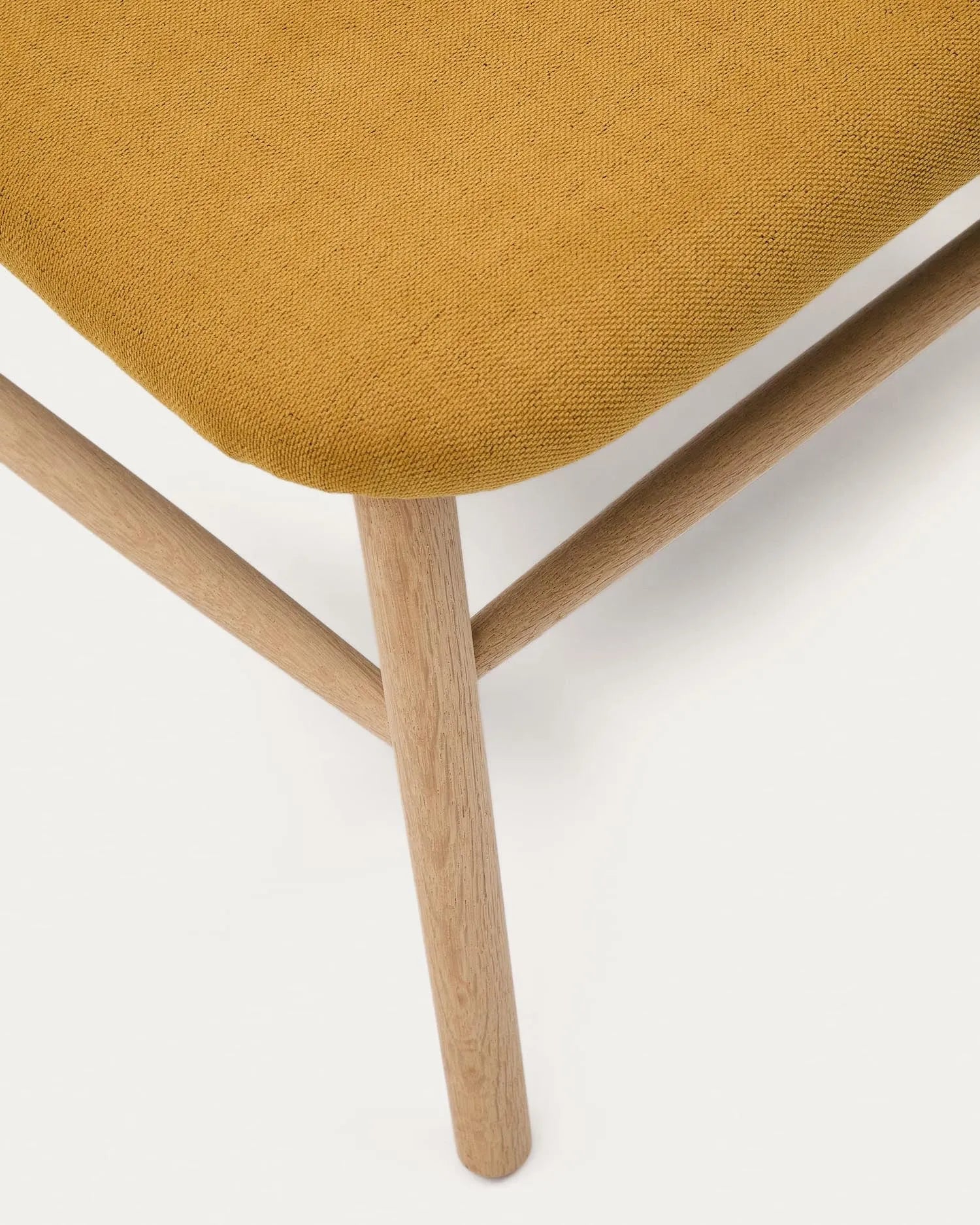 Ein eleganter Sessel aus senfgelbem Chenille und FSC-zertifiziertem Eichenholz, der Stil und Komfort vereint.