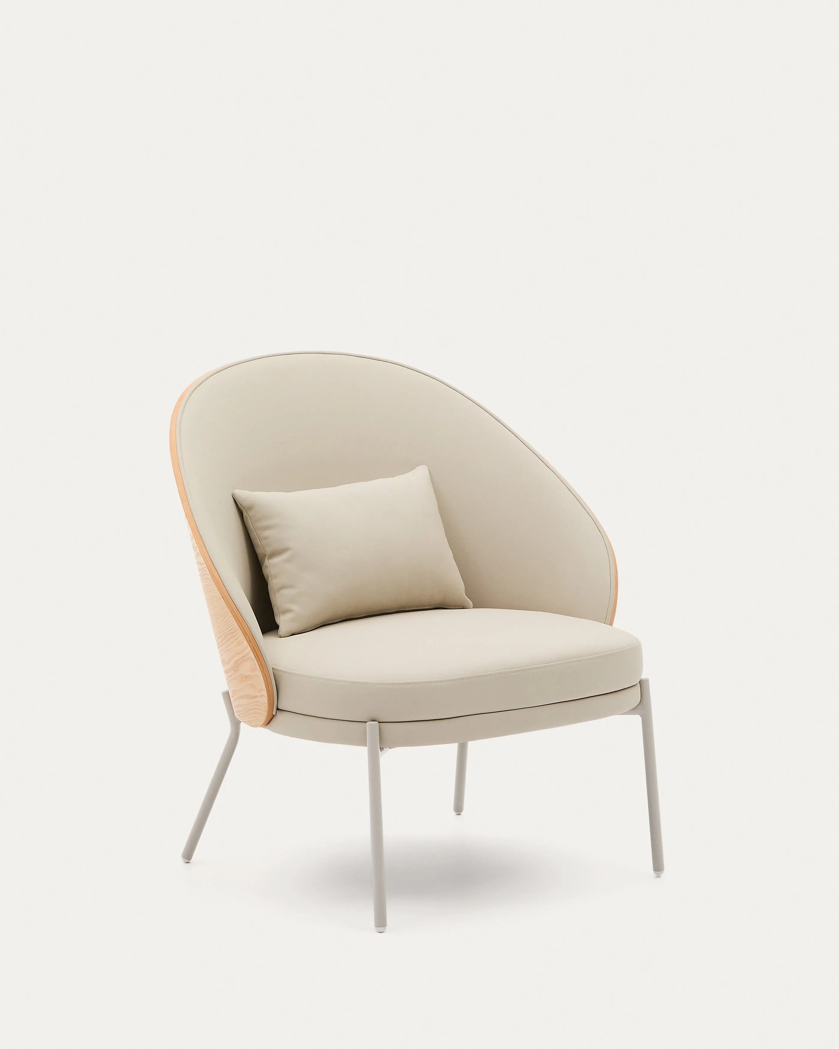 Eleganter Eamy Sessel mit beigem Kunstleder, Nussbaum-Eschenfurnier und Metallakzenten, ideal für stilvolle Räume.