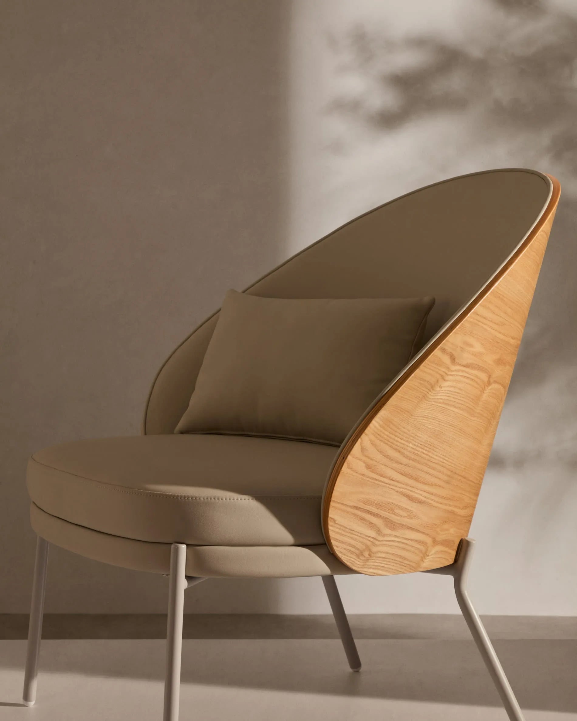 Eleganter Sessel Eamy: Beiges Kunstleder, Nussbaum-Eschenfurnier, Metallakzente – stilvoll und modern für Ihr Zuhause.