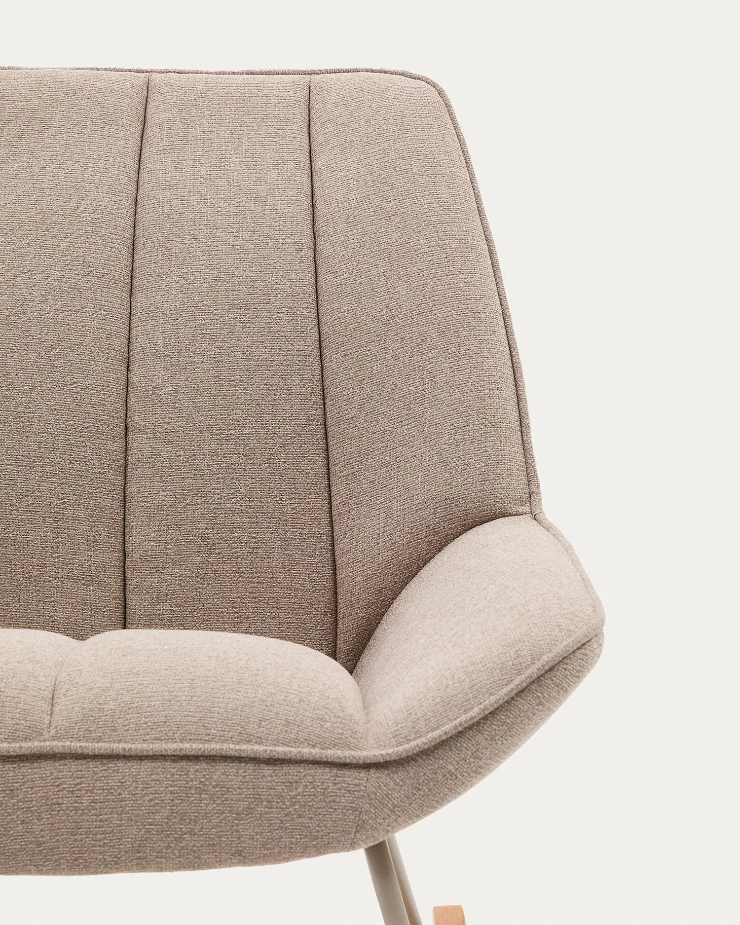 Der Schaukelstuhl Marlina vereint elegantes Design mit Komfort: Beigefarbener Chenille-Stoff trifft auf mattgraues Metall.