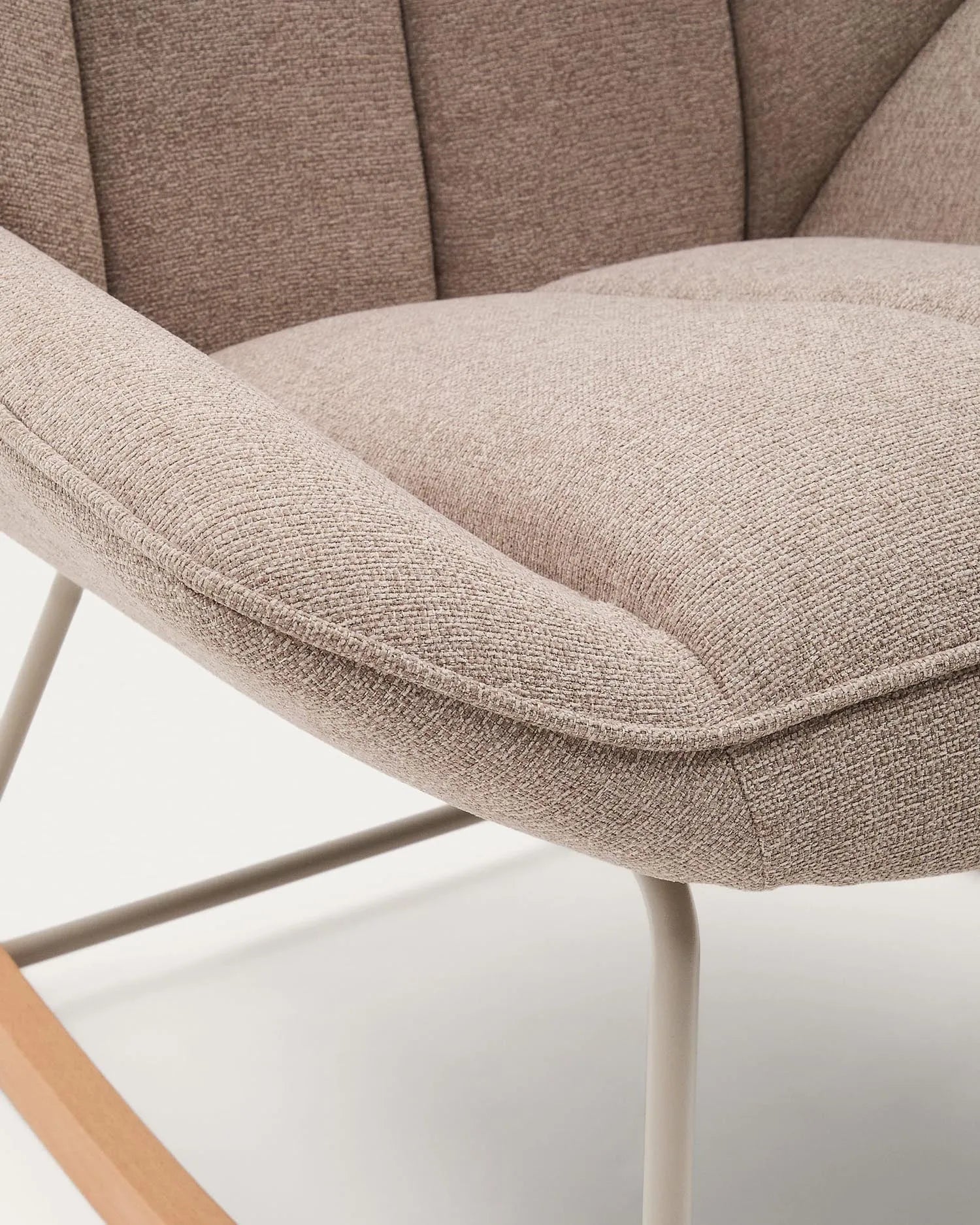 Der Schaukelstuhl Marlina vereint elegantes Design mit Komfort: Beigefarbener Chenille-Stoff trifft auf mattgraues Metall.