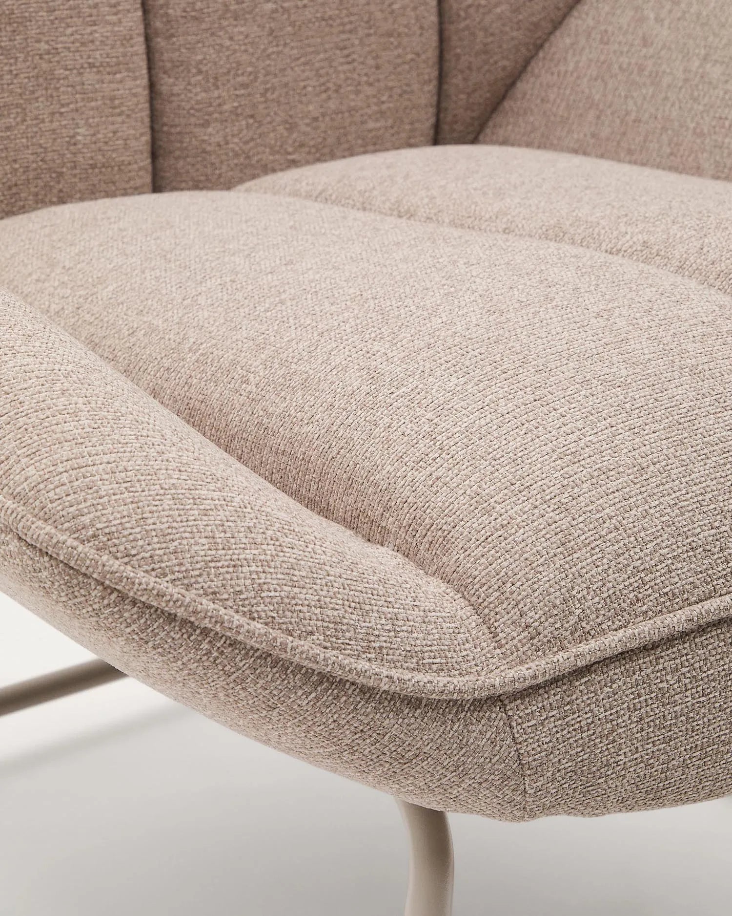 Der Schaukelstuhl Marlina vereint elegantes Design mit Komfort: Beigefarbener Chenille-Stoff trifft auf mattgraues Metall.