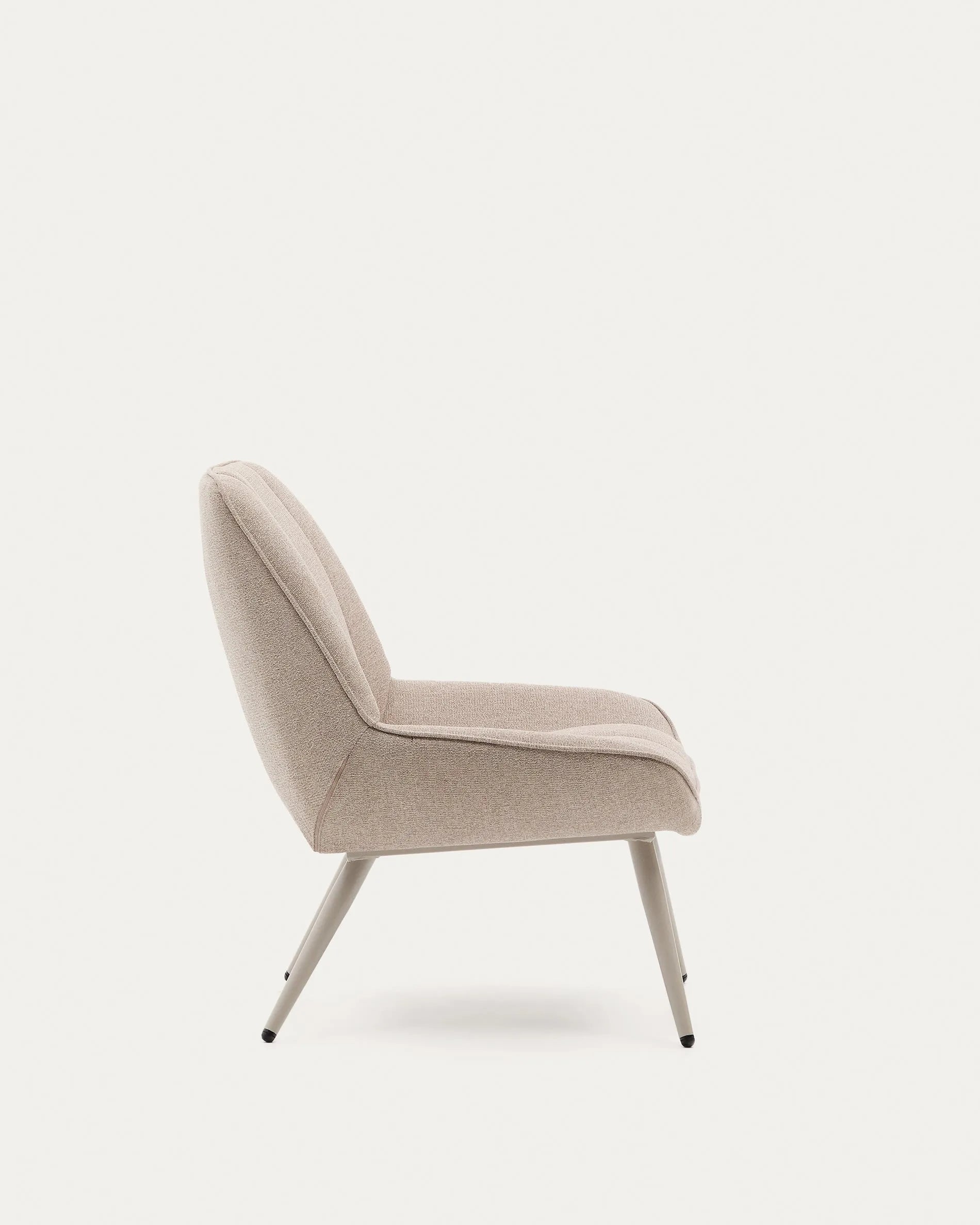Der Sessel Marlina vereint weichen Chenille-Stoff in Beige mit stabilen, mattgrauen Stahlbeinen für zeitlosen Komfort.