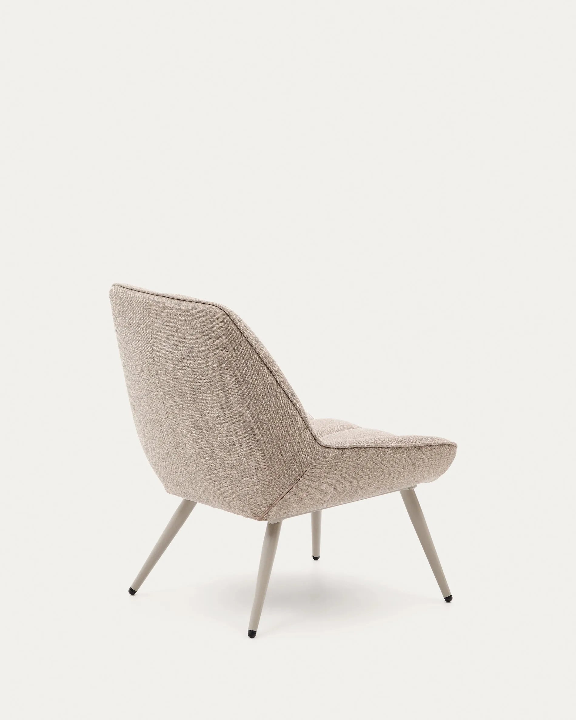 Der Sessel Marlina vereint weichen Chenille-Stoff in Beige mit stabilen, mattgrauen Stahlbeinen für zeitlosen Komfort.