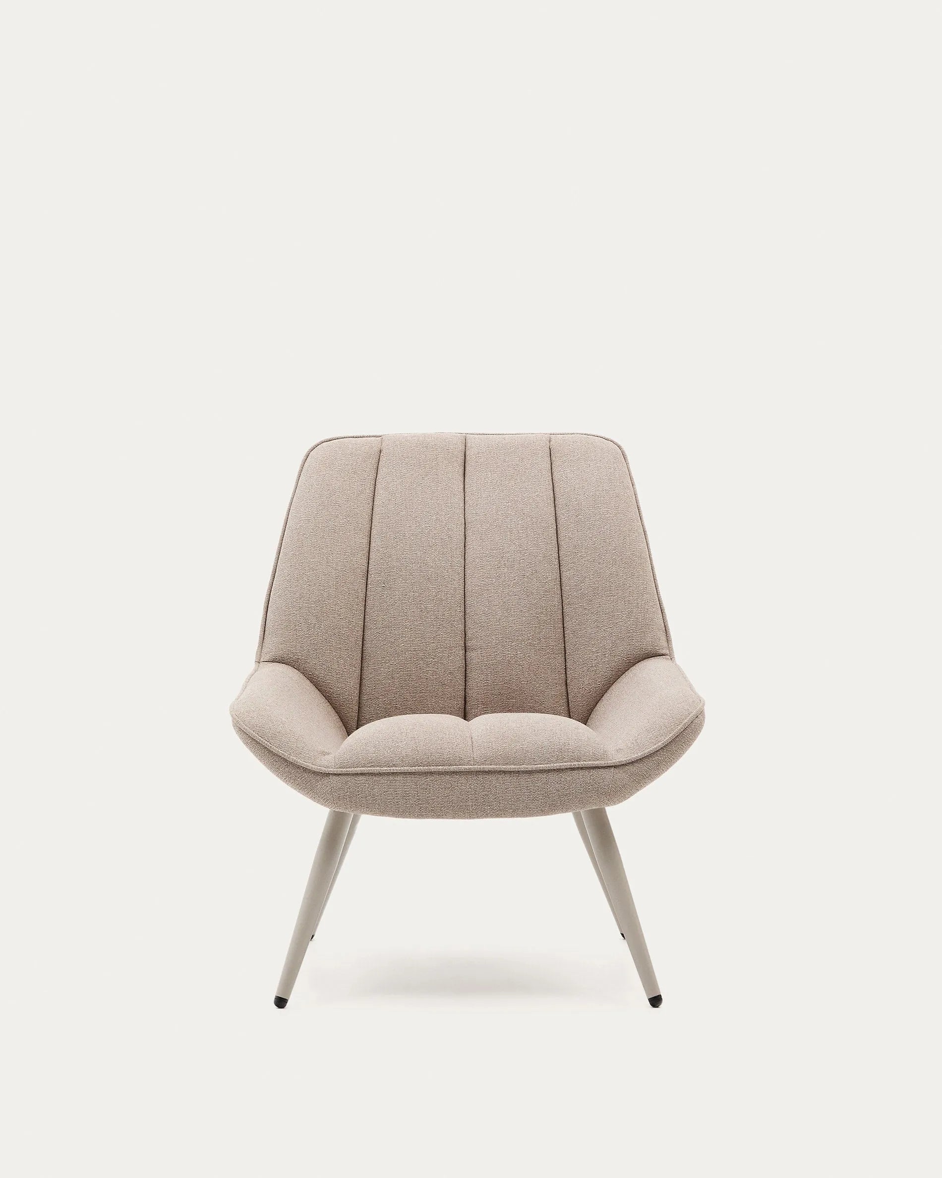 Der Sessel Marlina vereint weichen Chenille-Stoff in Beige mit stabilen, mattgrauen Stahlbeinen für zeitlosen Komfort.