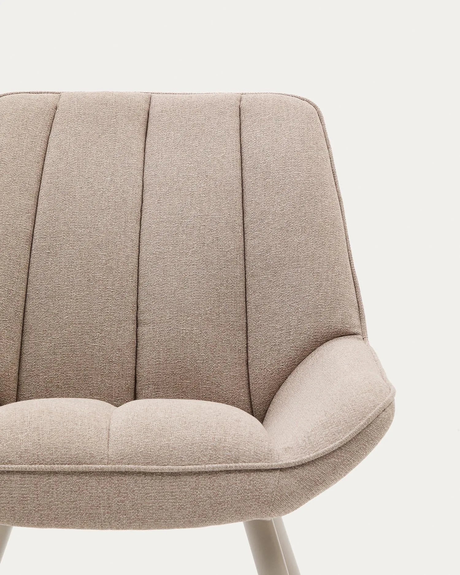 Der Sessel Marlina vereint weichen Chenille-Stoff in Beige mit stabilen, mattgrauen Stahlbeinen für zeitlosen Komfort.