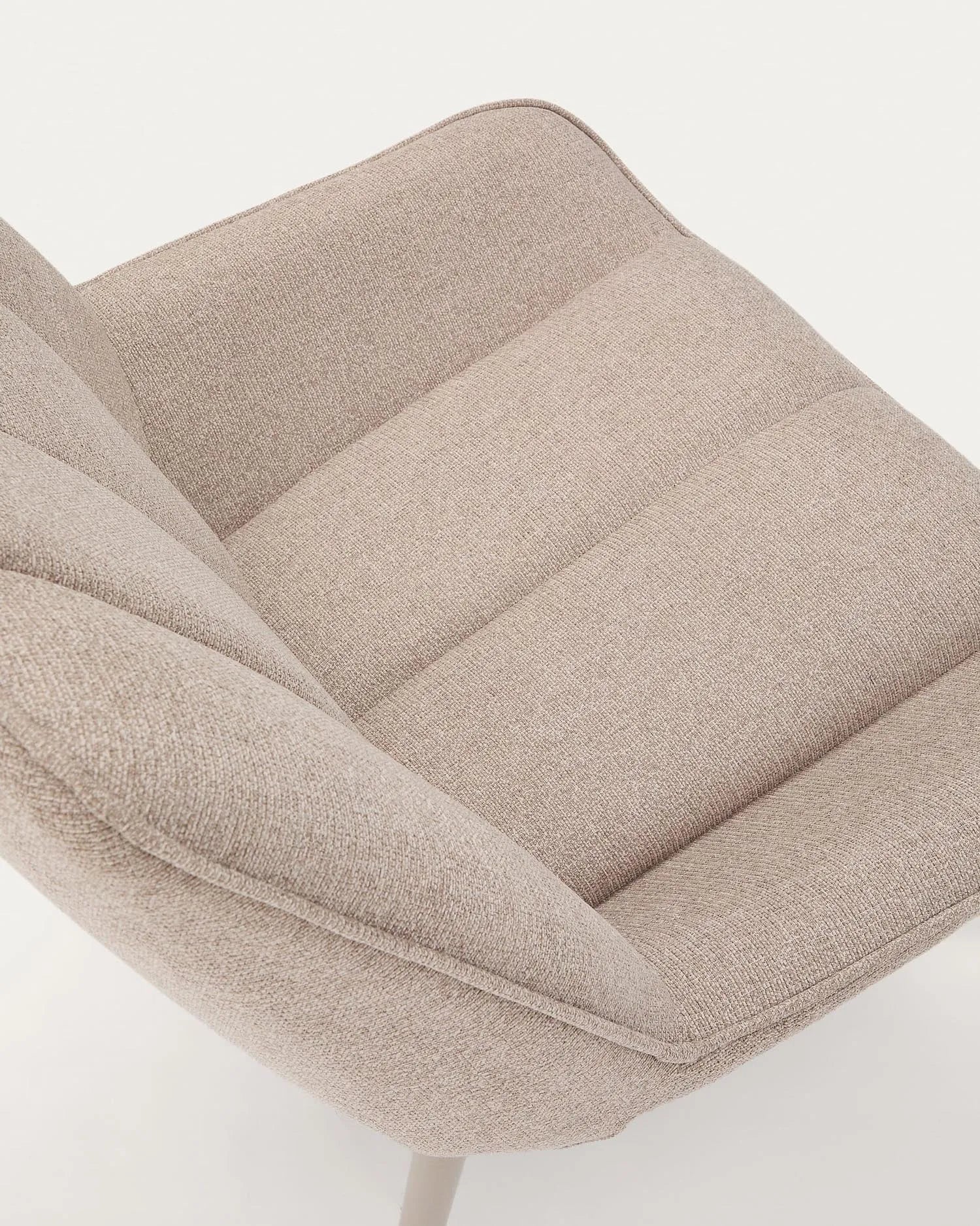 Der Sessel Marlina vereint weichen Chenille-Stoff in Beige mit stabilen, mattgrauen Stahlbeinen für zeitlosen Komfort.