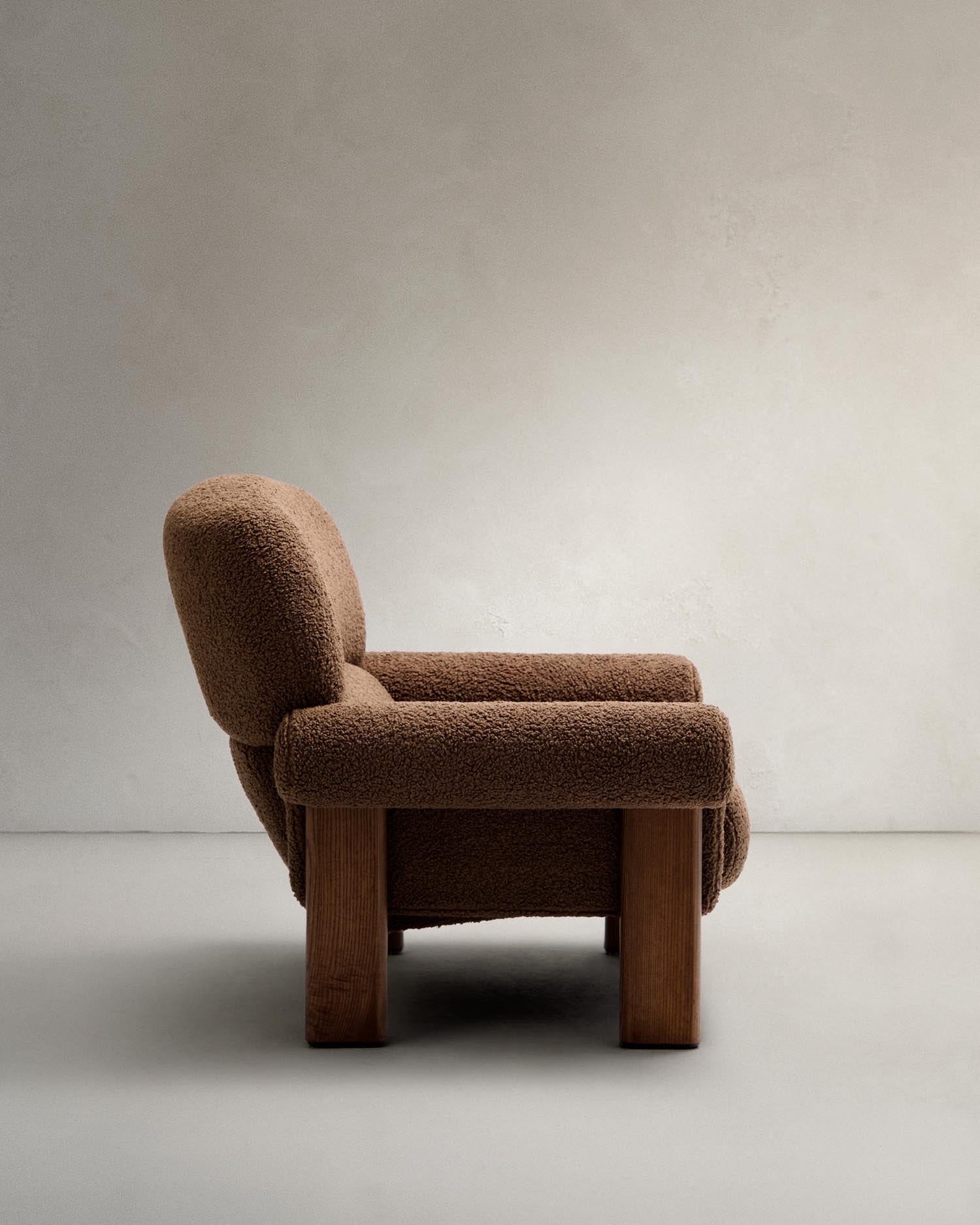 Eleganter Sessel Nema aus taupefarbenem Bouclé und FSC-zertifiziertem Eschenholz mit natürlichem Finish, stilvoll und nachhaltig.