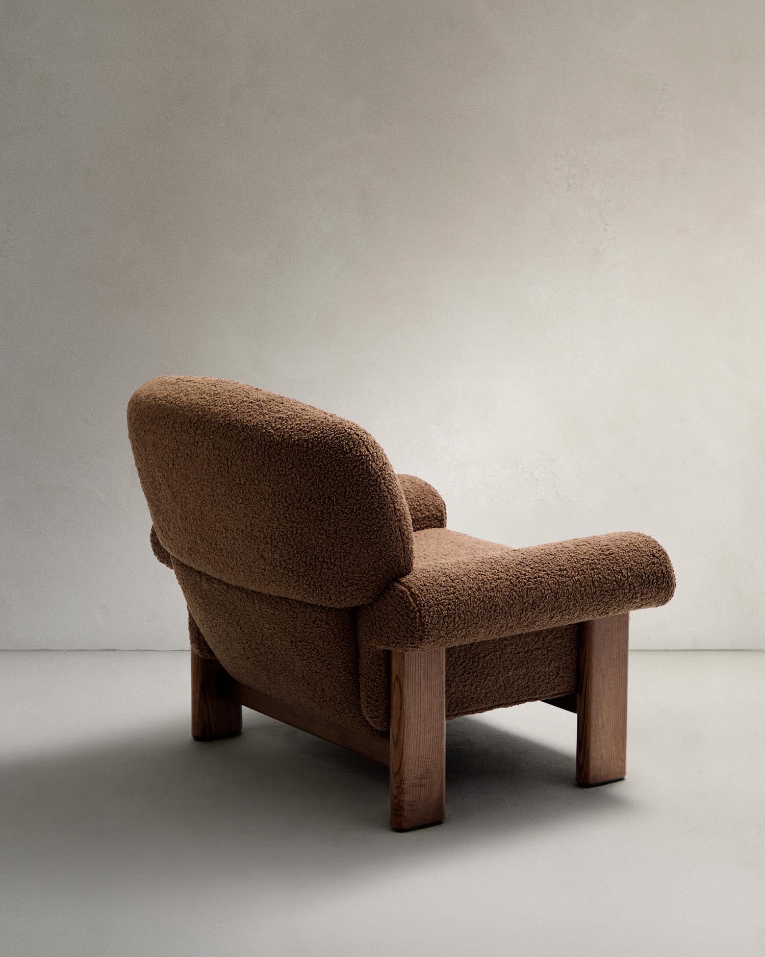 Sessel Nema: Taupe Bouclé, FSC-zertifiziertes Eschenholz, natürliches Finish. Stilvoll, nachhaltig, ideal für modernes Wohnen.