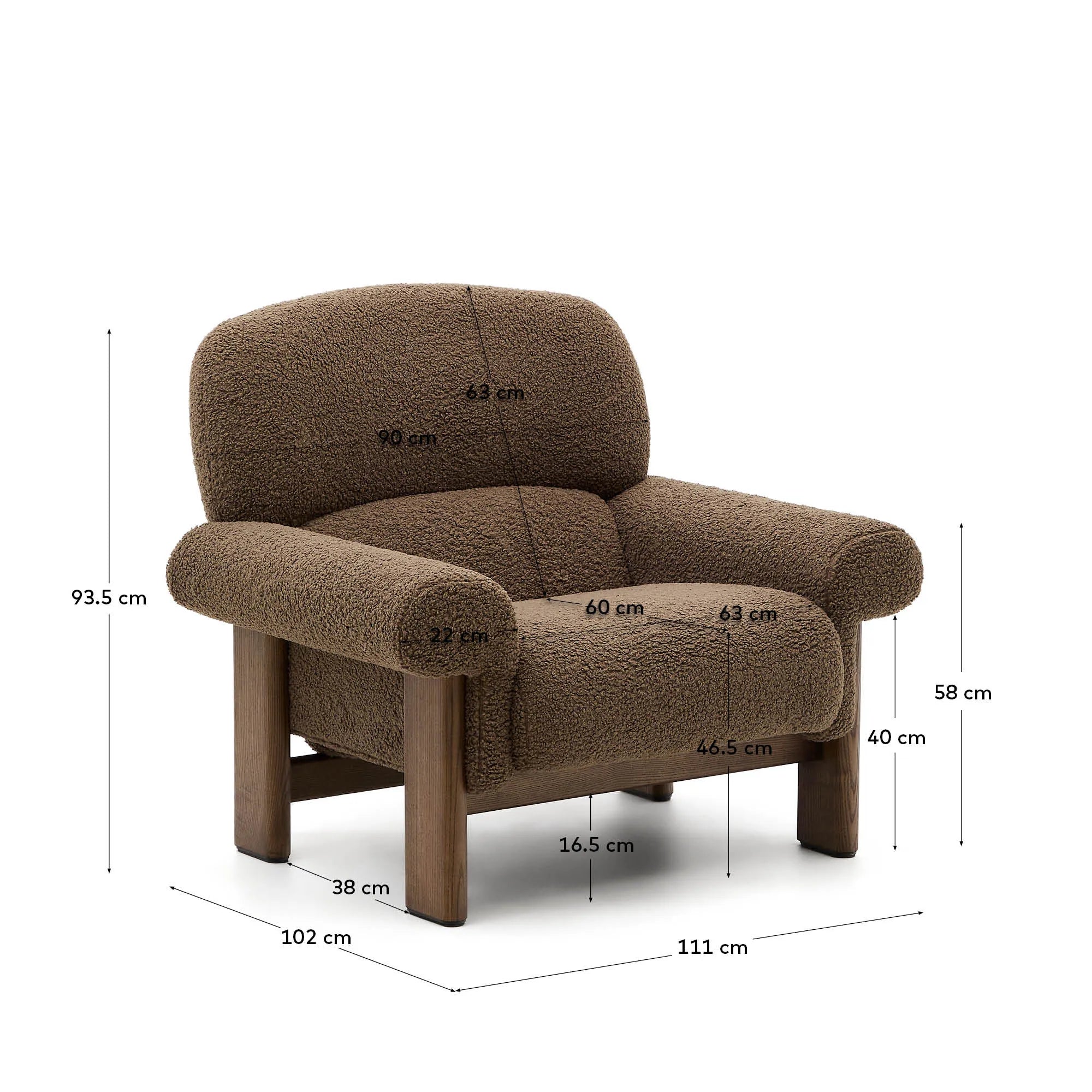 Der Sessel Nema kombiniert taupefarbenes Bouclé mit massivem Eschenholz, bietet luxuriösen Komfort und zeitlose Eleganz.