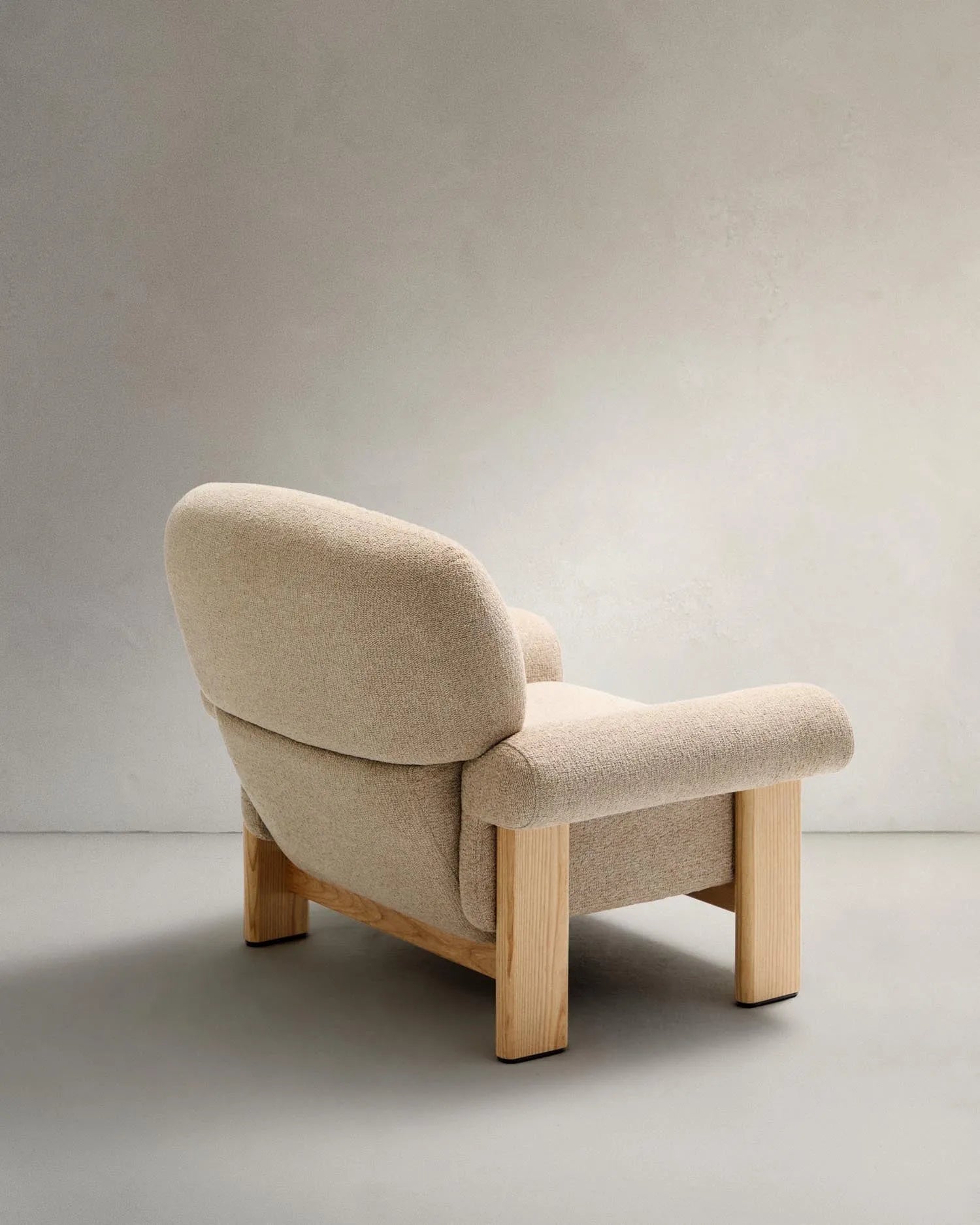 Eleganter Sessel aus beigem Chenille mit Eschenholzbeinen, vereint Komfort und Stil, FSC-zertifiziert, ideal für jedes Interieur.