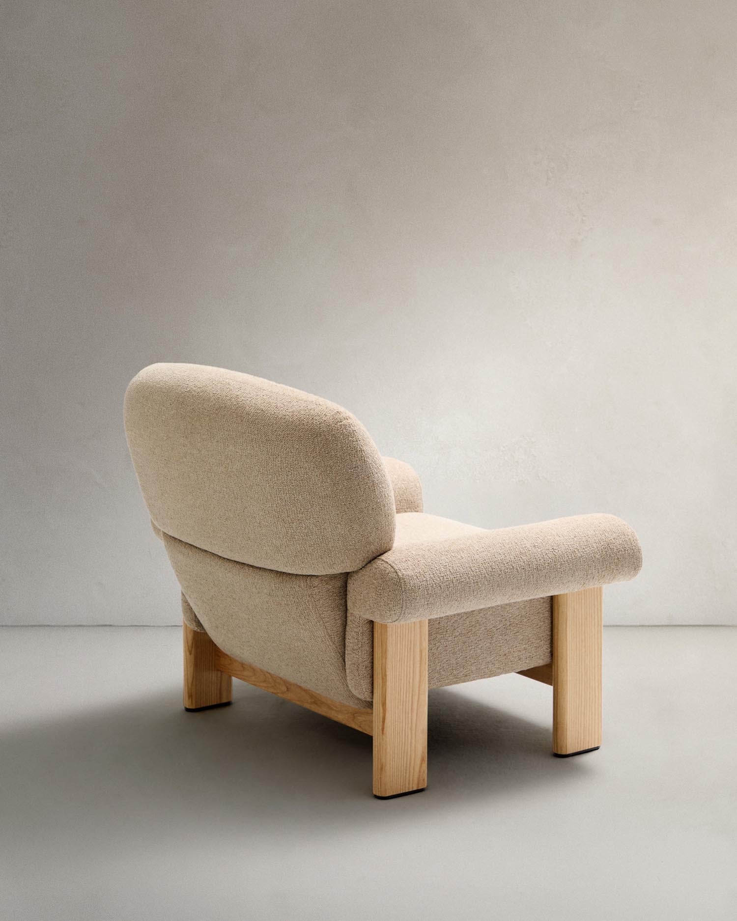 Sessel Nema: Stilvoller Chenillebezug in Beige, FSC-zertifizierte Eschenholzbeine mit natürlichem Finish, ideal für modernes Wohnen.