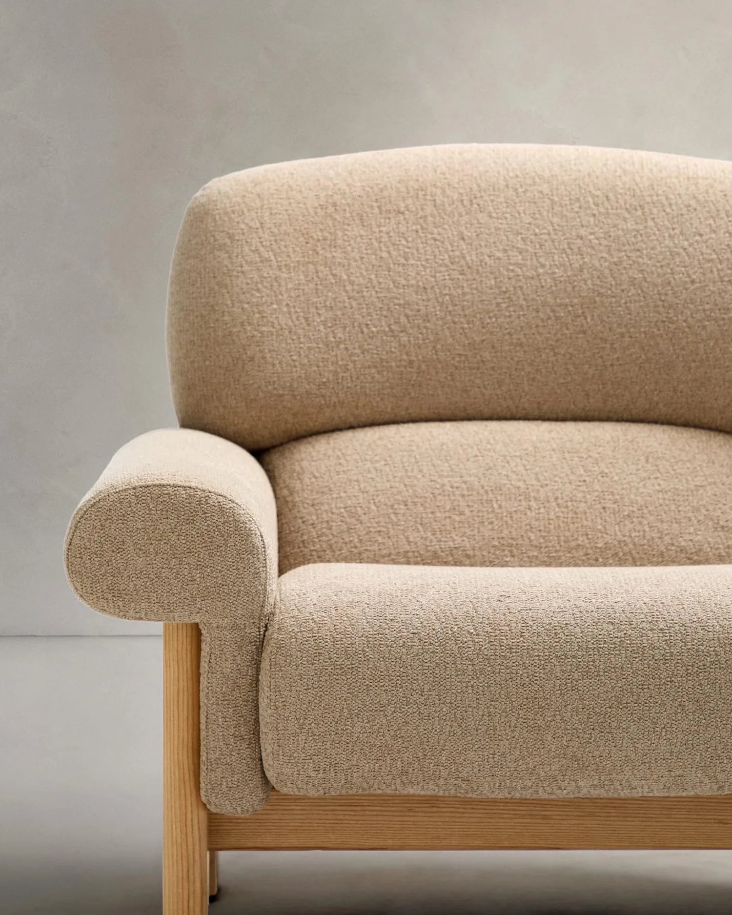 Eleganter Sessel aus beigem Chenille mit Eschenholzbeinen, vereint Komfort und Stil, FSC-zertifiziert, ideal für jedes Interieur.