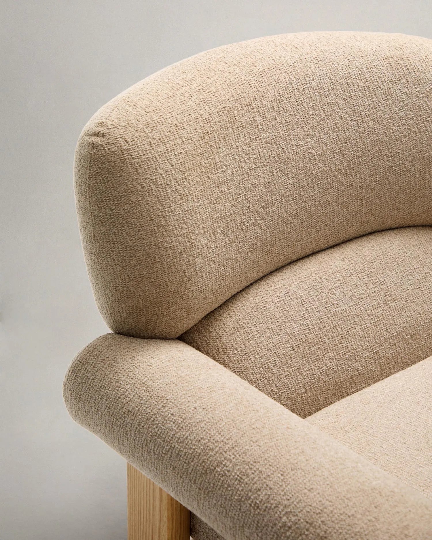 Eleganter Sessel aus beigem Chenille mit Eschenholzbeinen, vereint Komfort und Stil, FSC-zertifiziert, ideal für jedes Interieur.