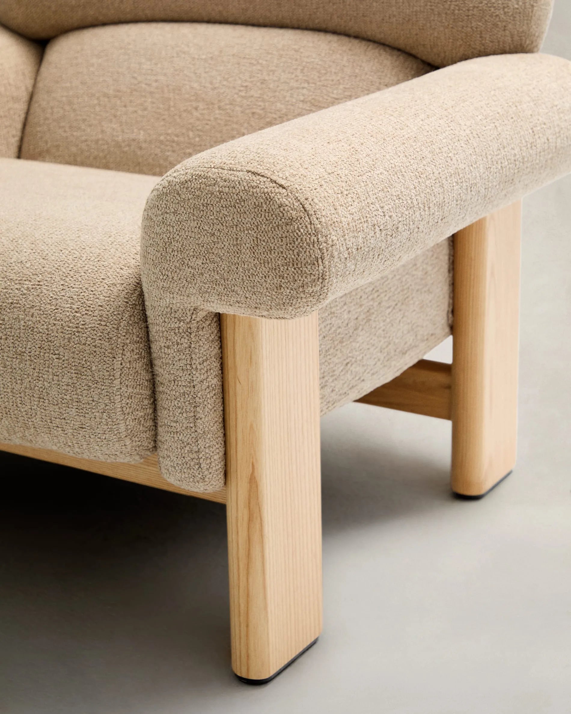 Eleganter Sessel aus beigem Chenille mit Eschenholzbeinen, vereint Komfort und Stil, FSC-zertifiziert, ideal für jedes Interieur.